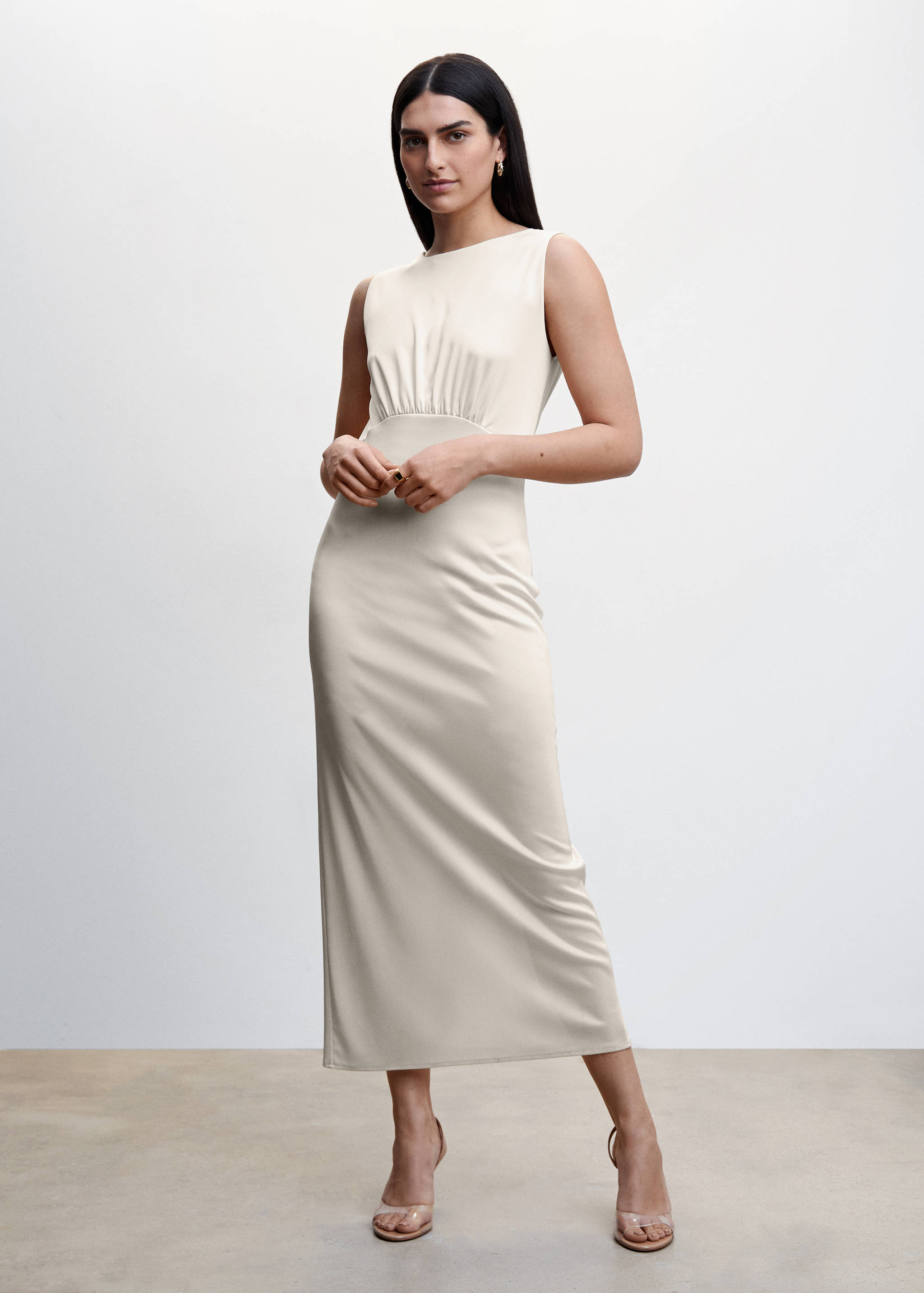 Robe ouverte dans le dos - Plan général