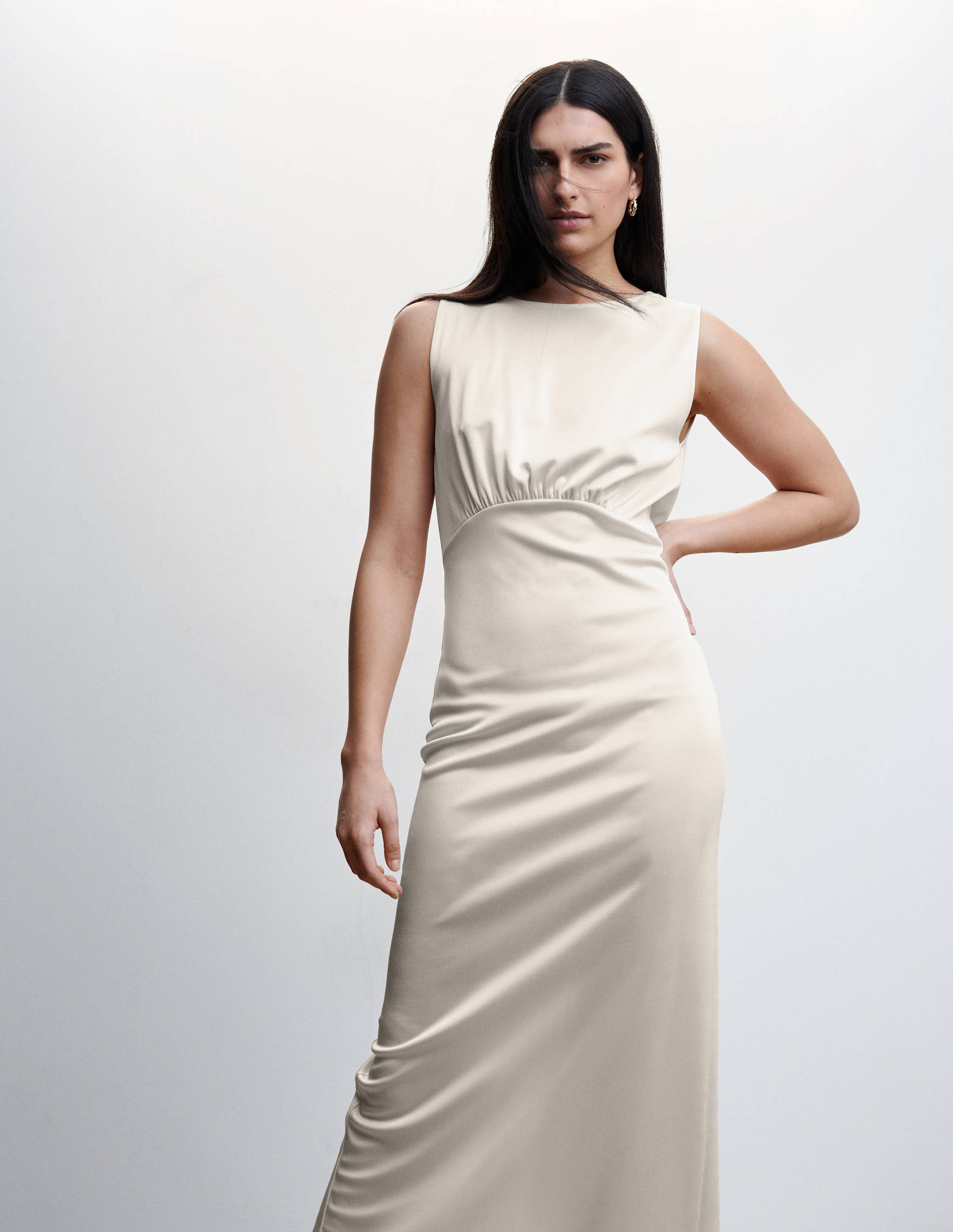 Robe ouverte dans le dos - Plan moyen