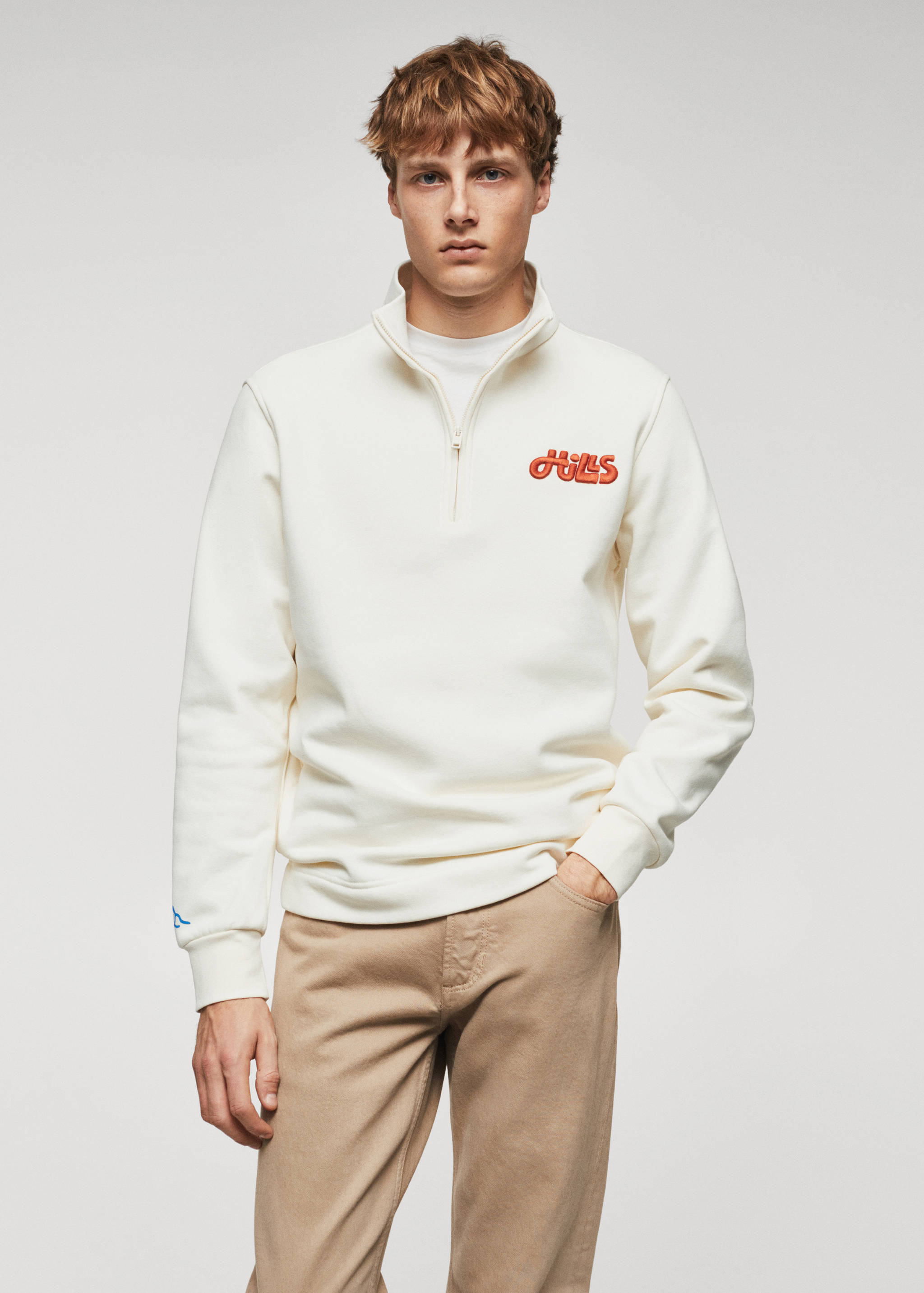 Sweat-shirt zippé à message - Plan moyen