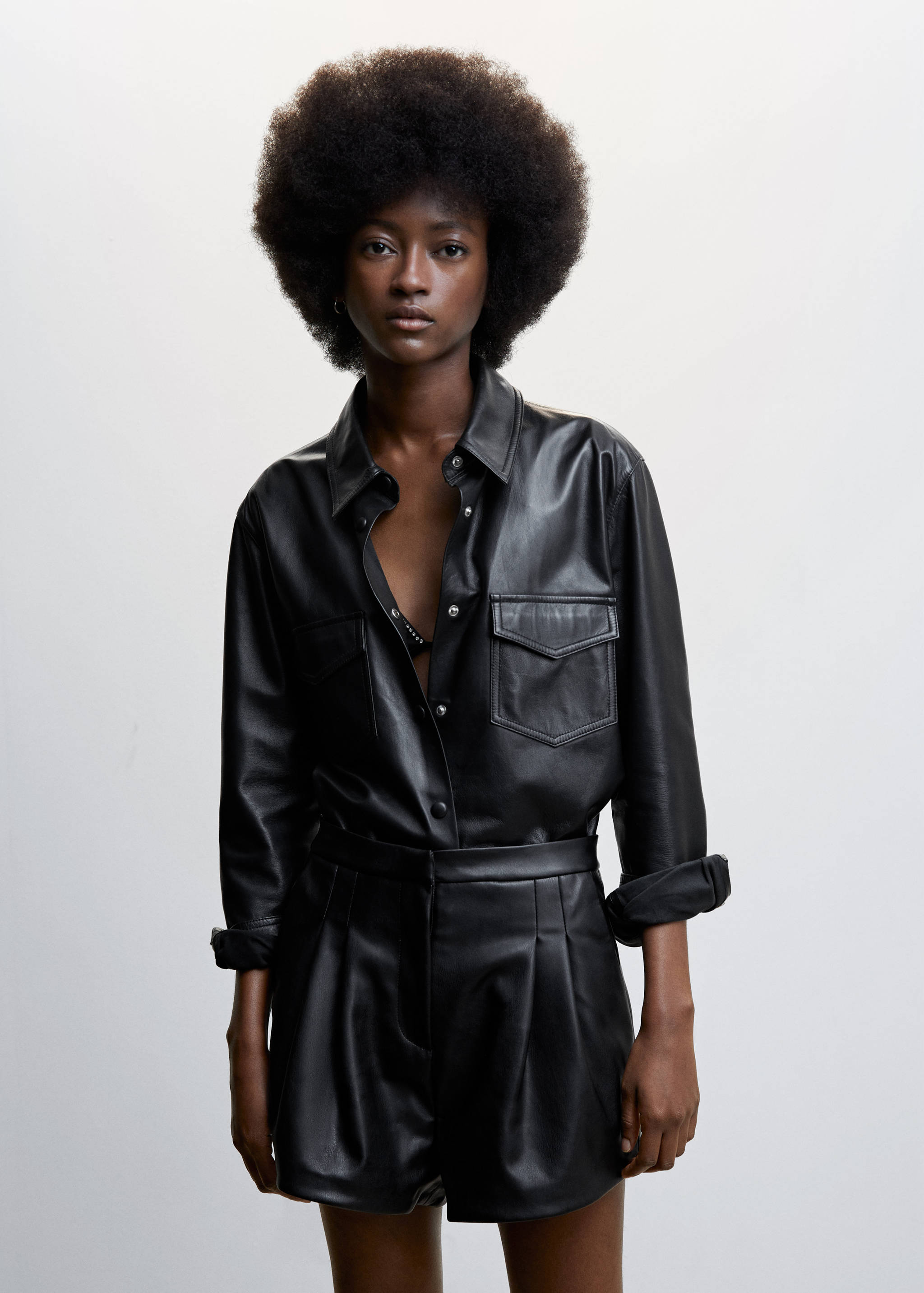 Shorts pinzas efecto piel - Plano medio