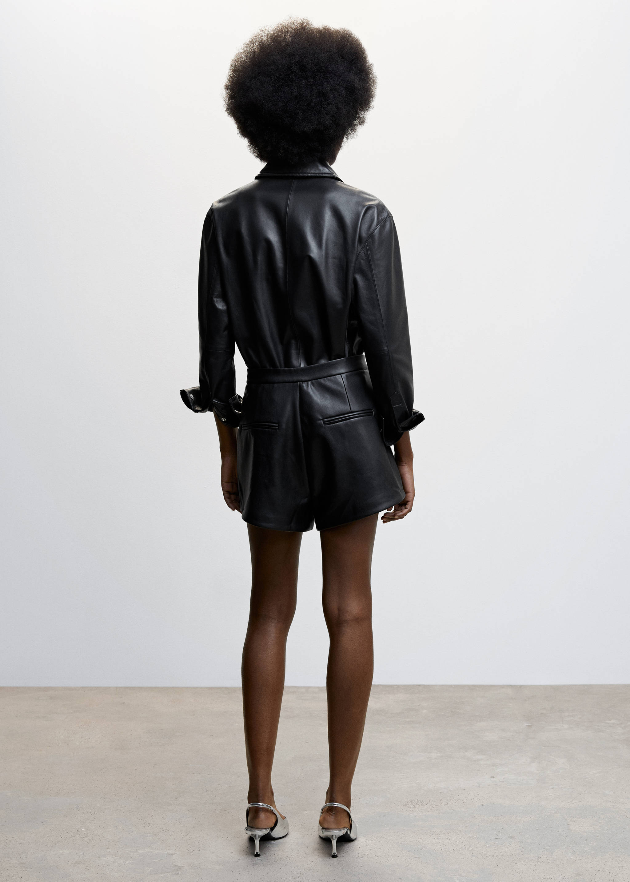 Shorts pinzas efecto piel - Reverso del artículo