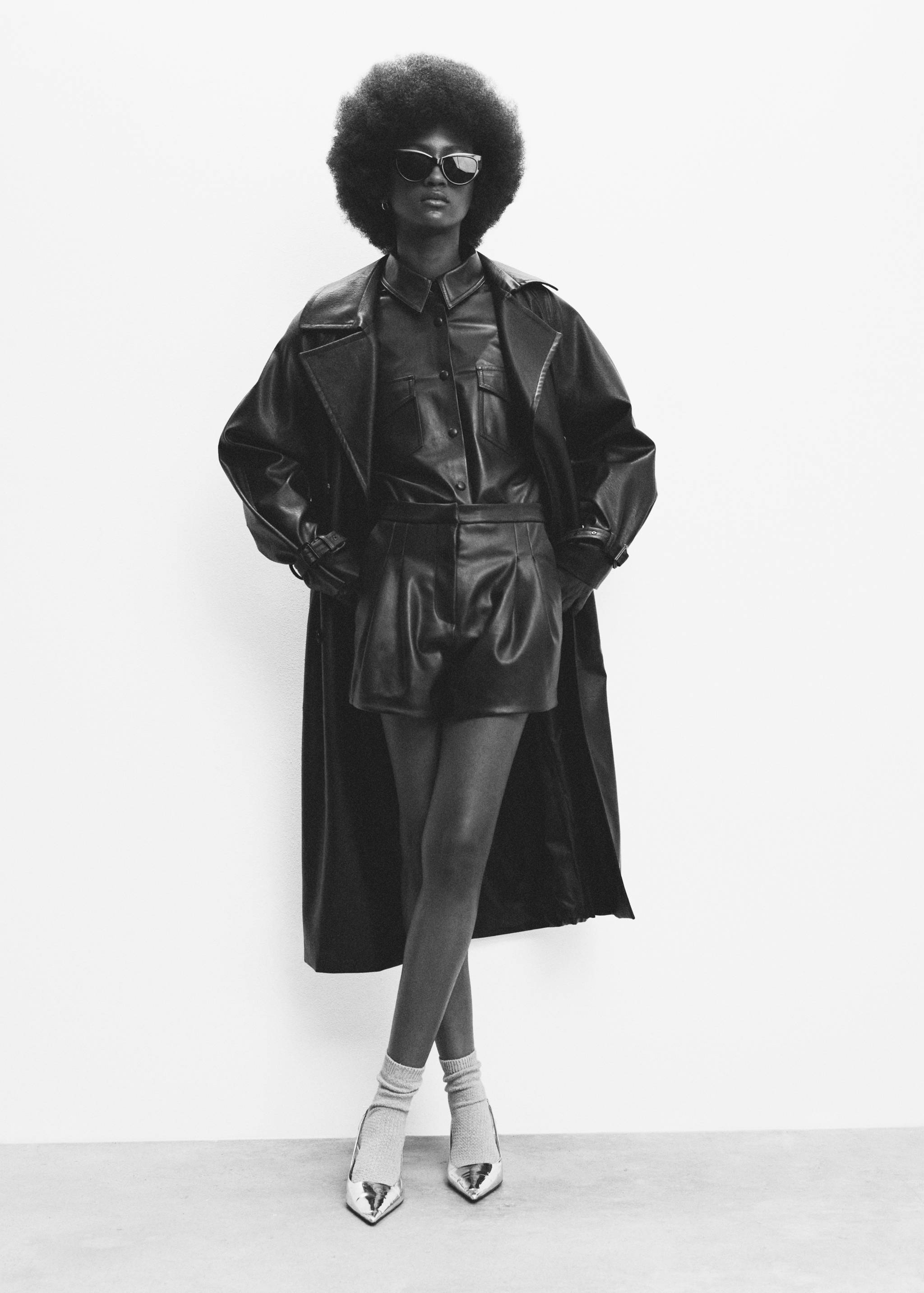 Shorts pinzas efecto piel - Detalle del artículo 2