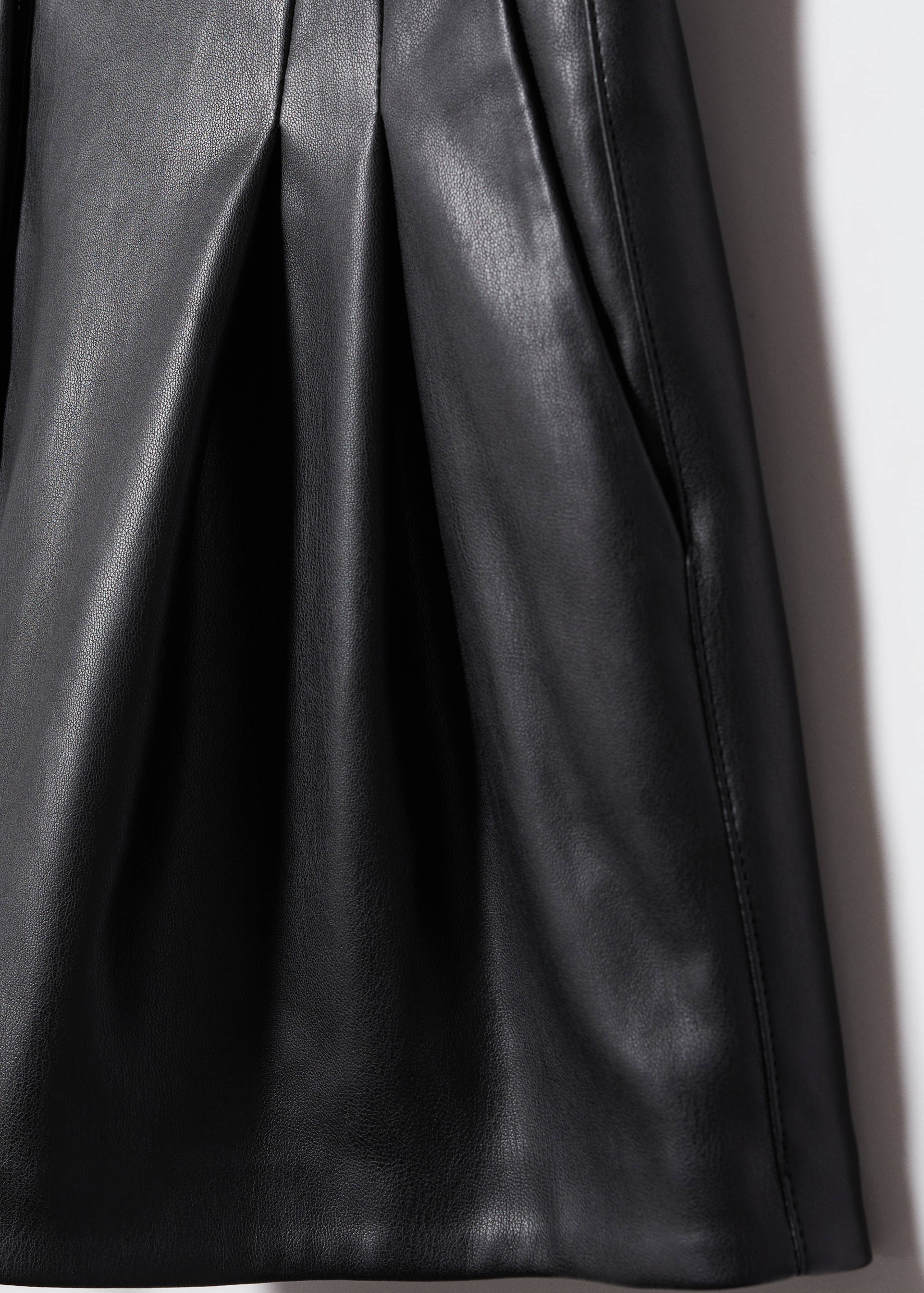 Shorts pinzas efecto piel - Detalle del artículo 8