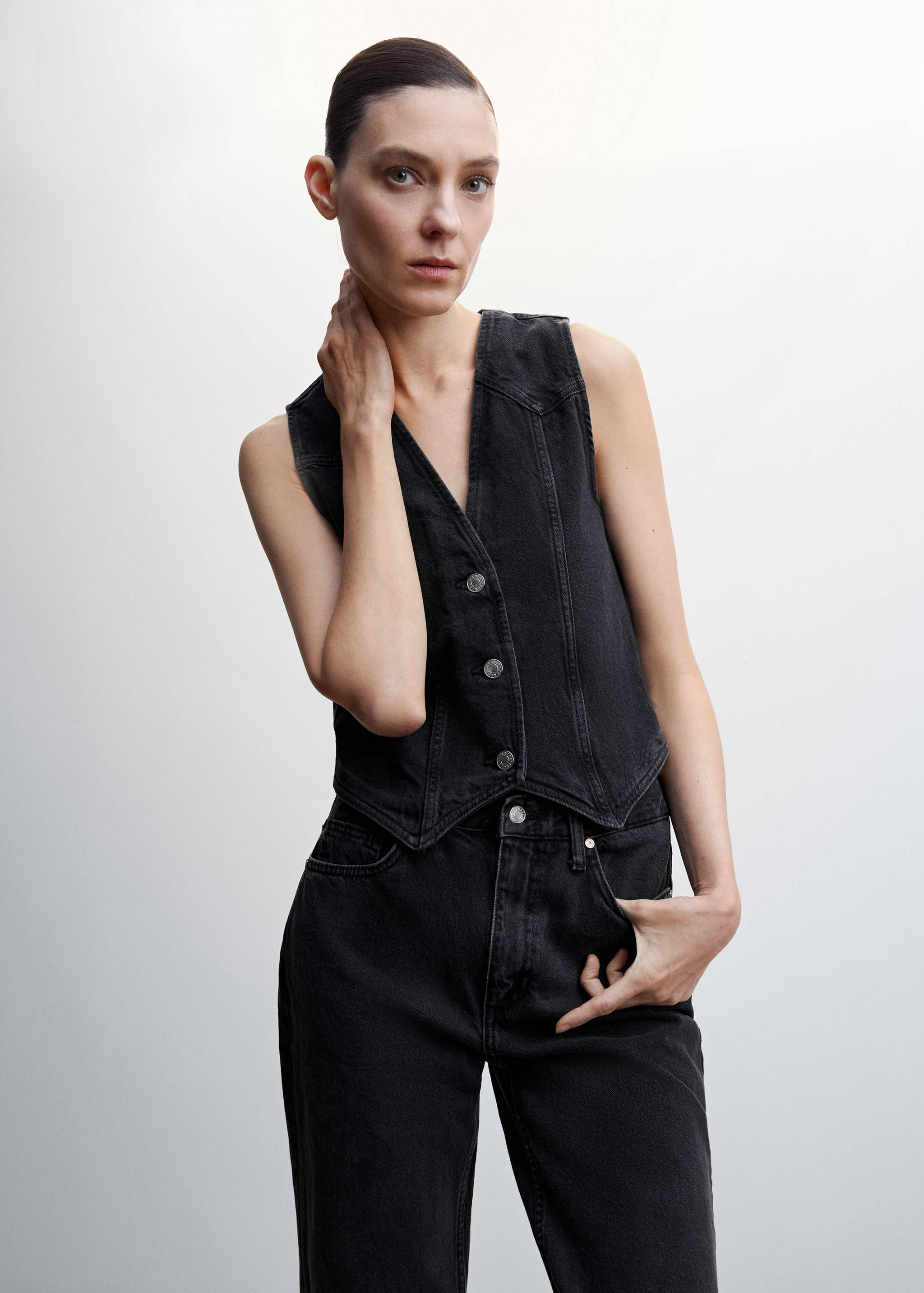 Жилет из денима с декоративными строчками - Средний план