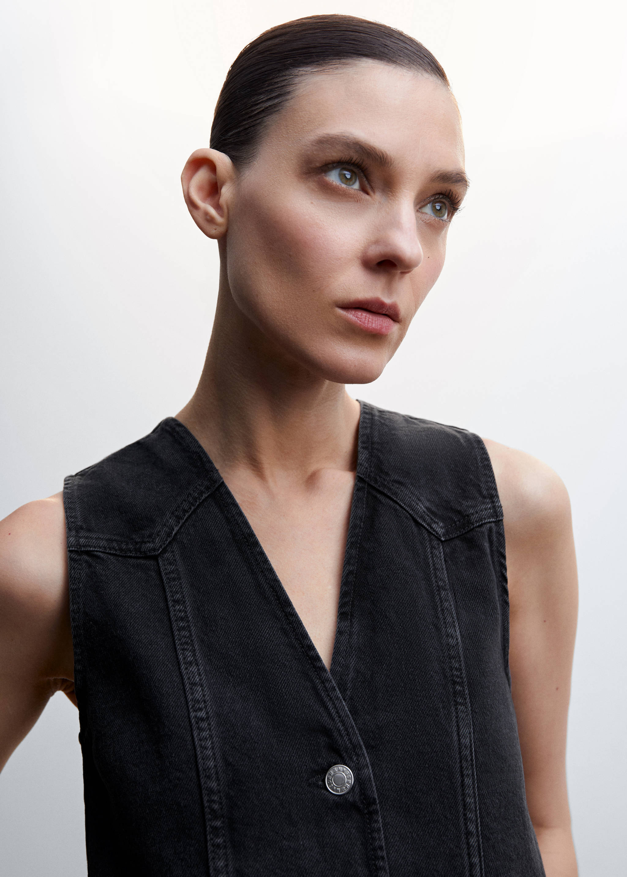 Жилет из денима с декоративными строчками - Деталь изделия 1