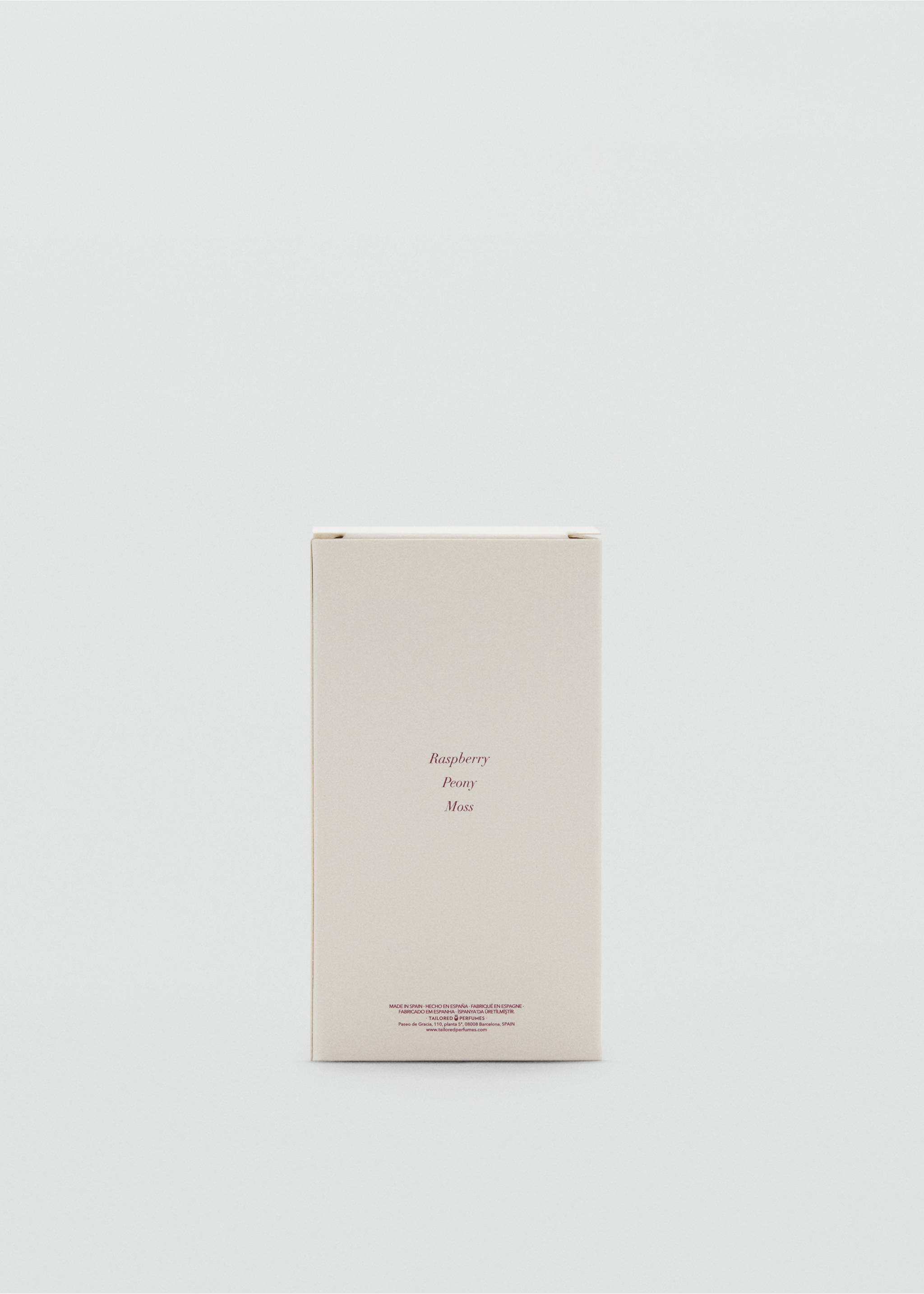 Primer plano de una caja de perfume en tono crema con notas de frambuesa, peonía y musgo., Gris visón. Ref: 47061333-00.
