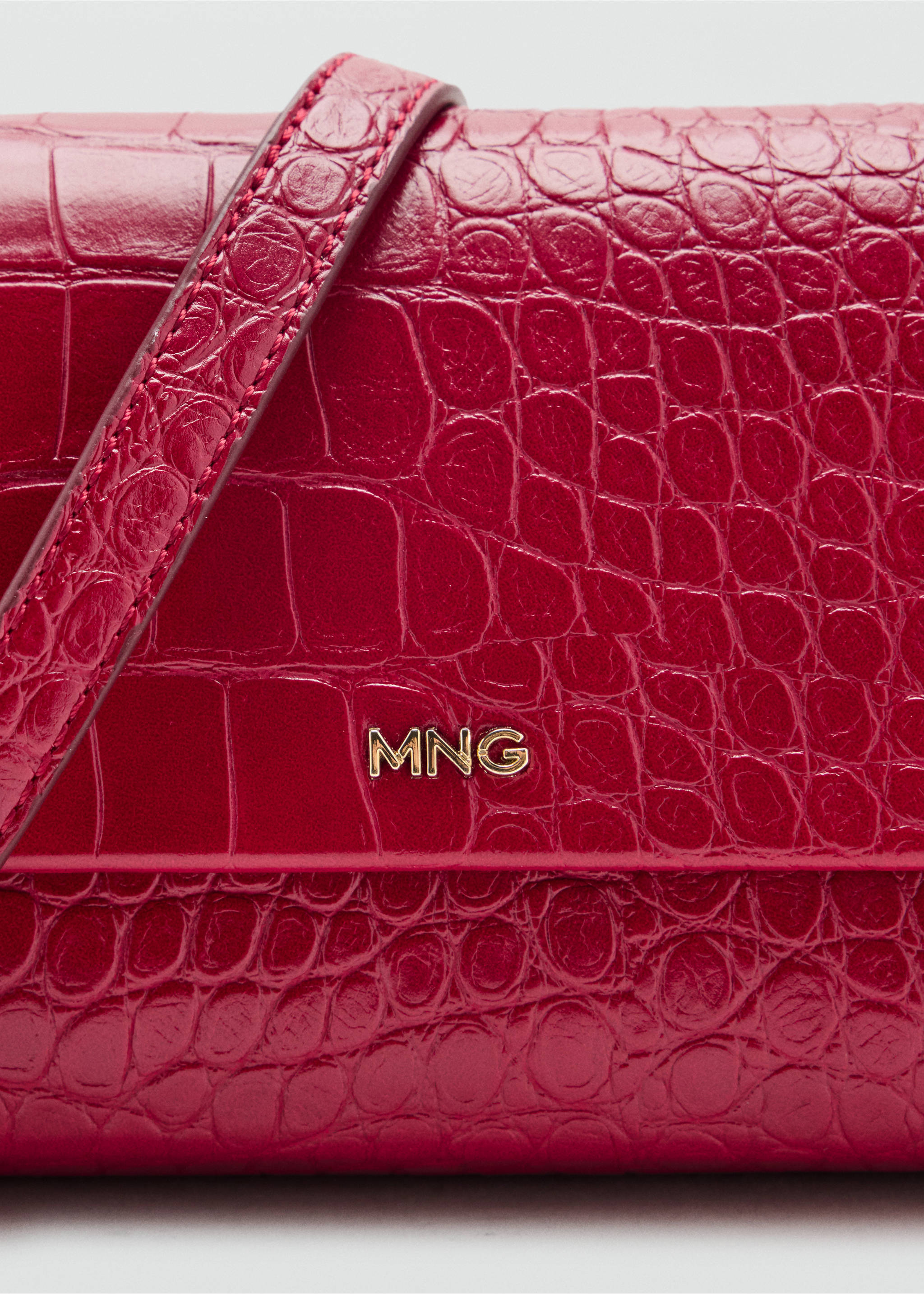 Red embossed crocodile-effect crossbody bag detail with gold logo., Red. Ref: 47061341-00.
