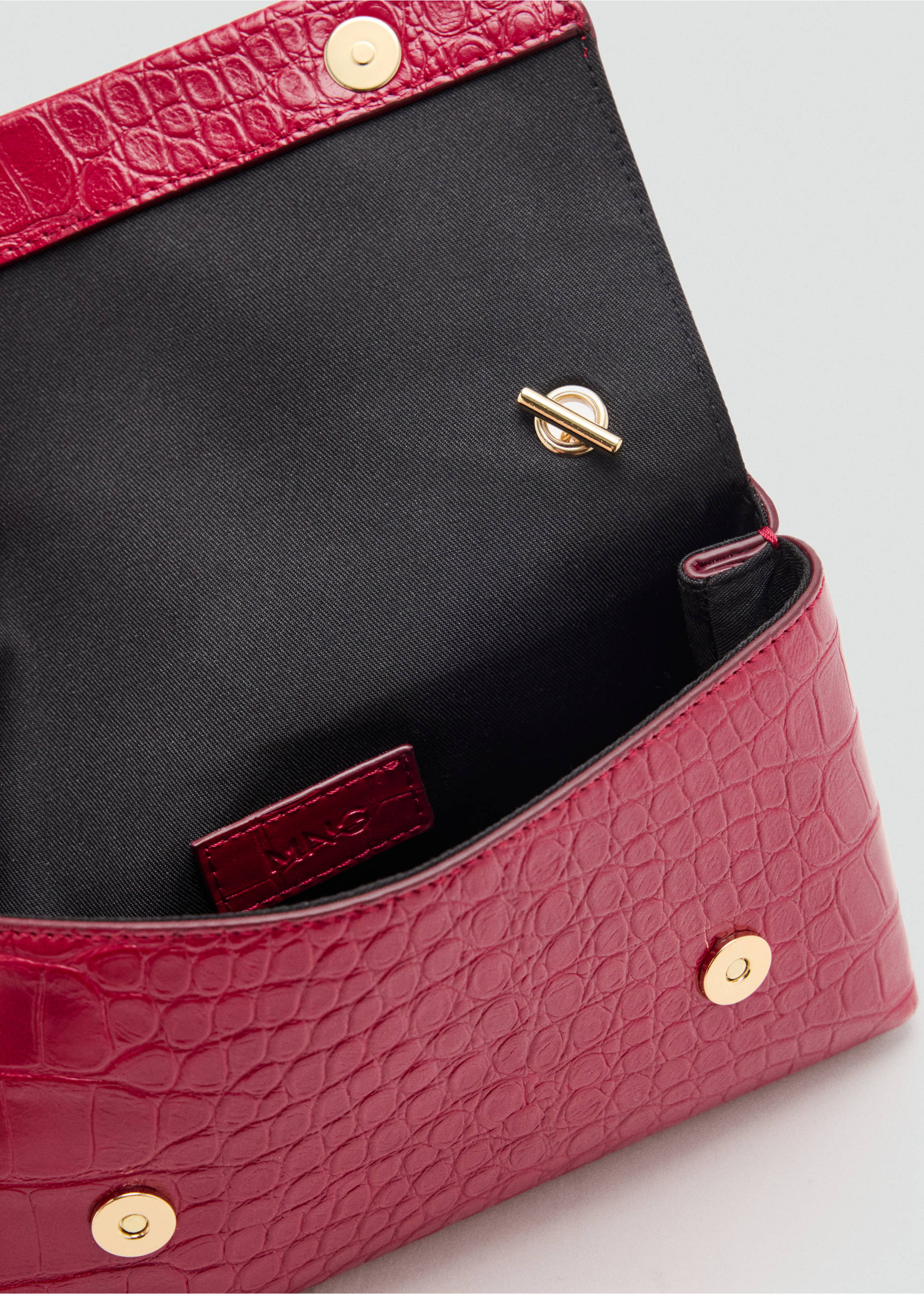 Red crocodile-effect crossbody bag detail with gold hardware., Red. Ref: 47061341-00.