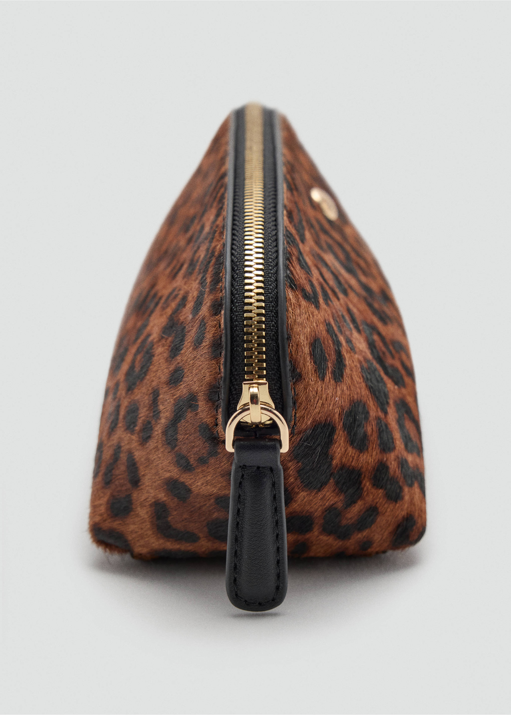 Leopard print cosmetic bag with gold-toned zipper and black pull tab., Chocolate. Ref: 47061389-00.