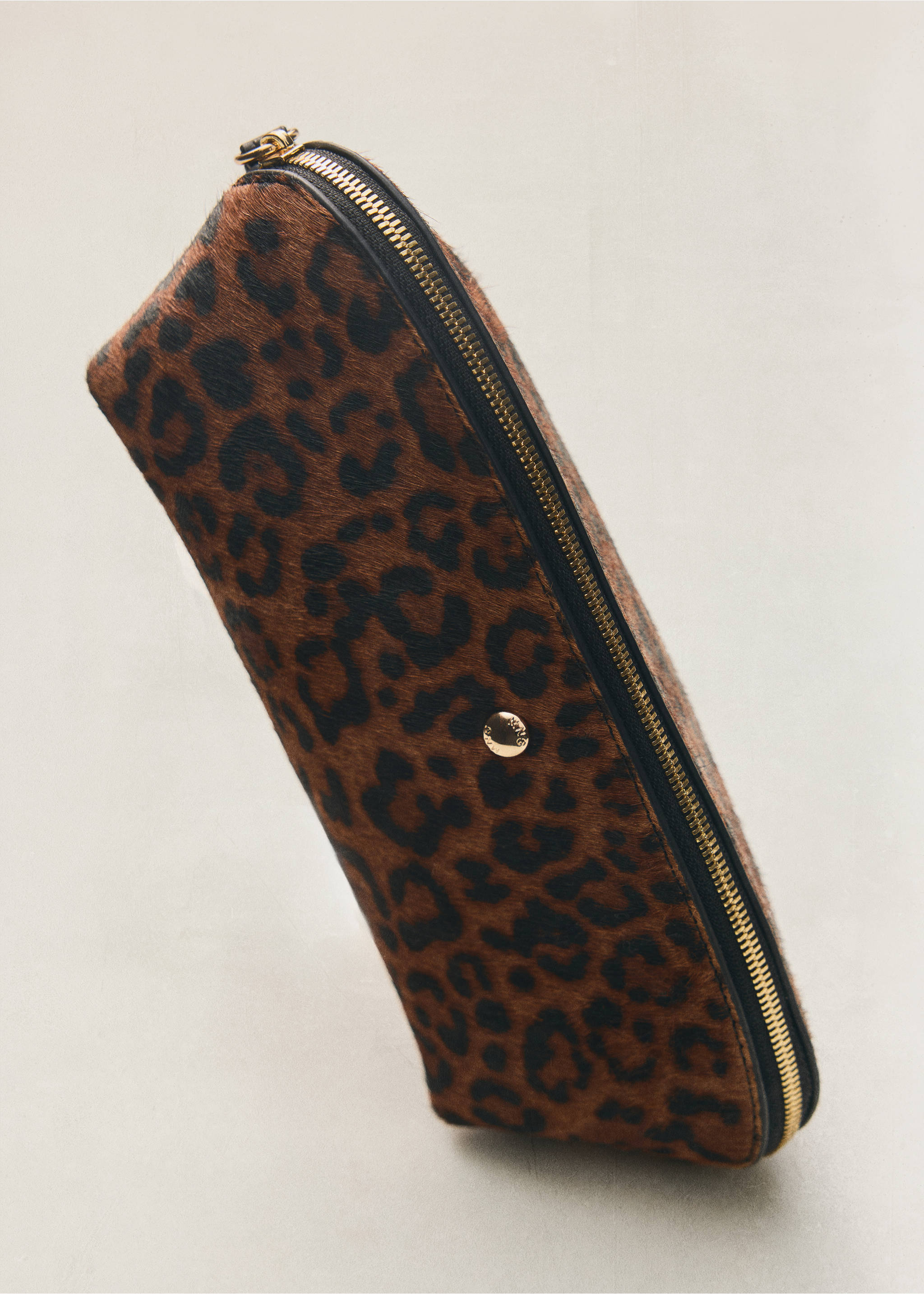 Leopard print faux-fur makeup bag with a gold zip closure., Chocolate. Ref: 47061389-00.