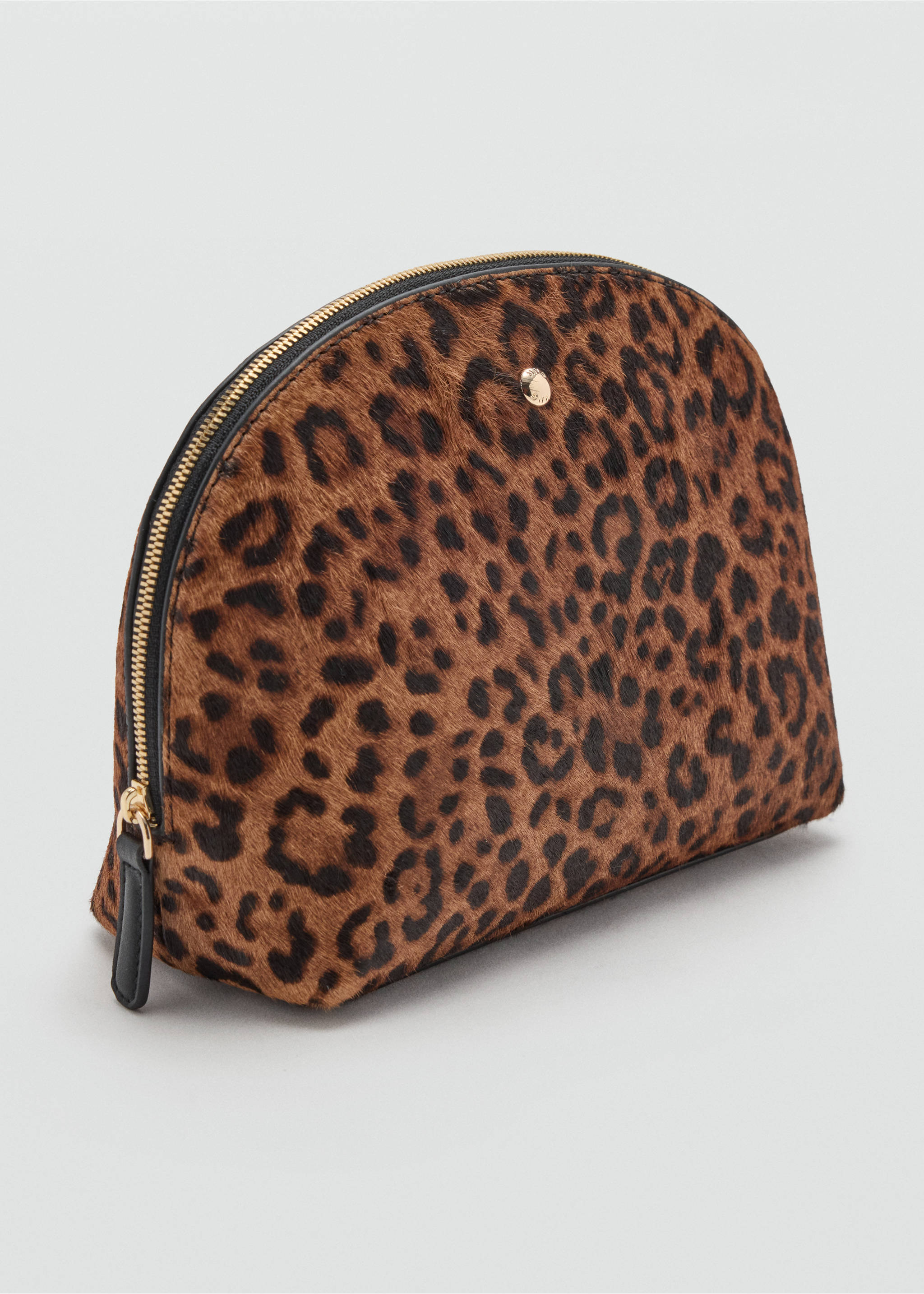Leopard print faux-fur wash bag with a curved zip closure., Chocolate. Ref: 47061390-00.