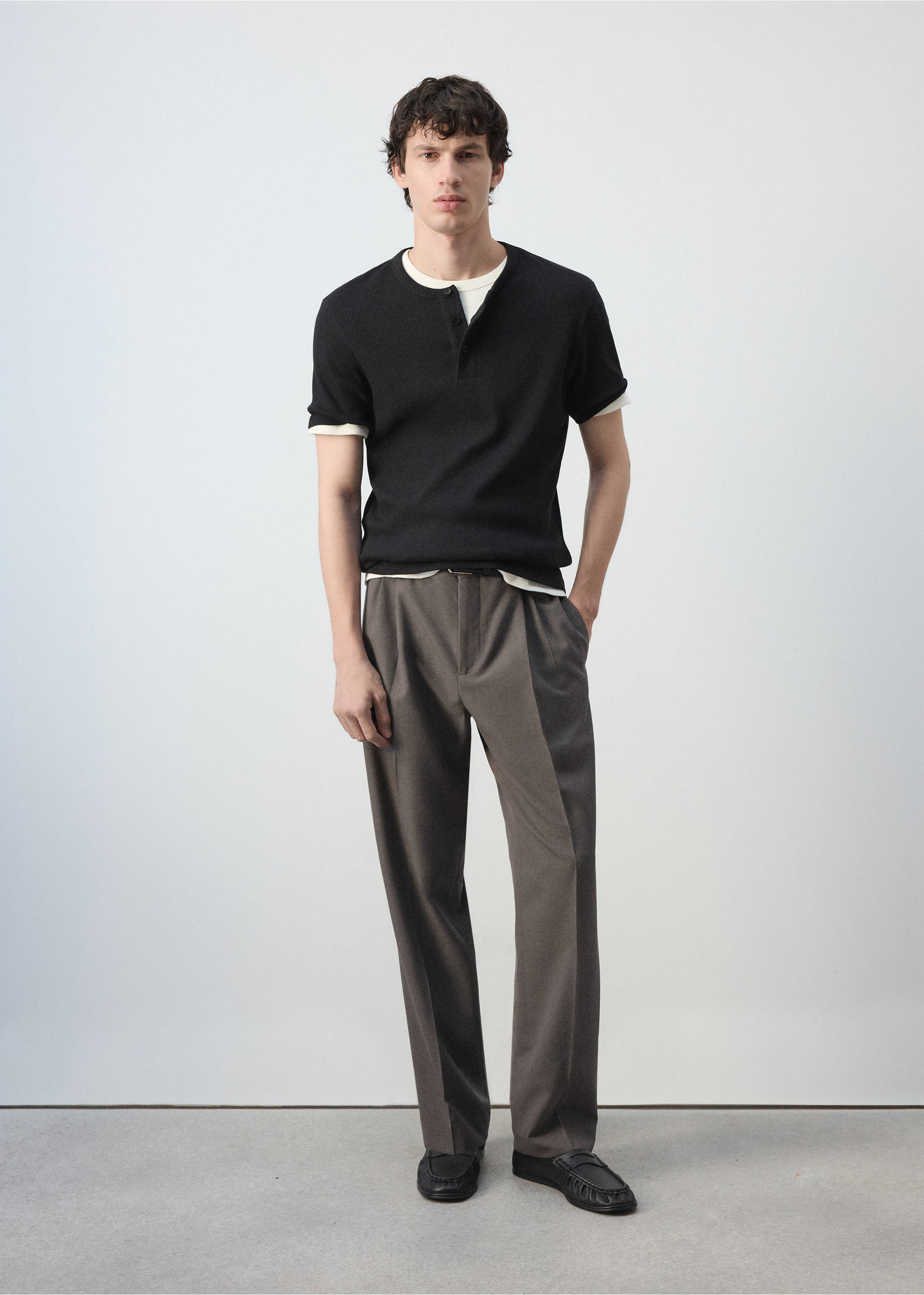 T-Shirt aus Baumwoll-Rippstrick mit Henleykragen - Allgemeine Ansicht, Schwarz. Ref: 47061475-00.