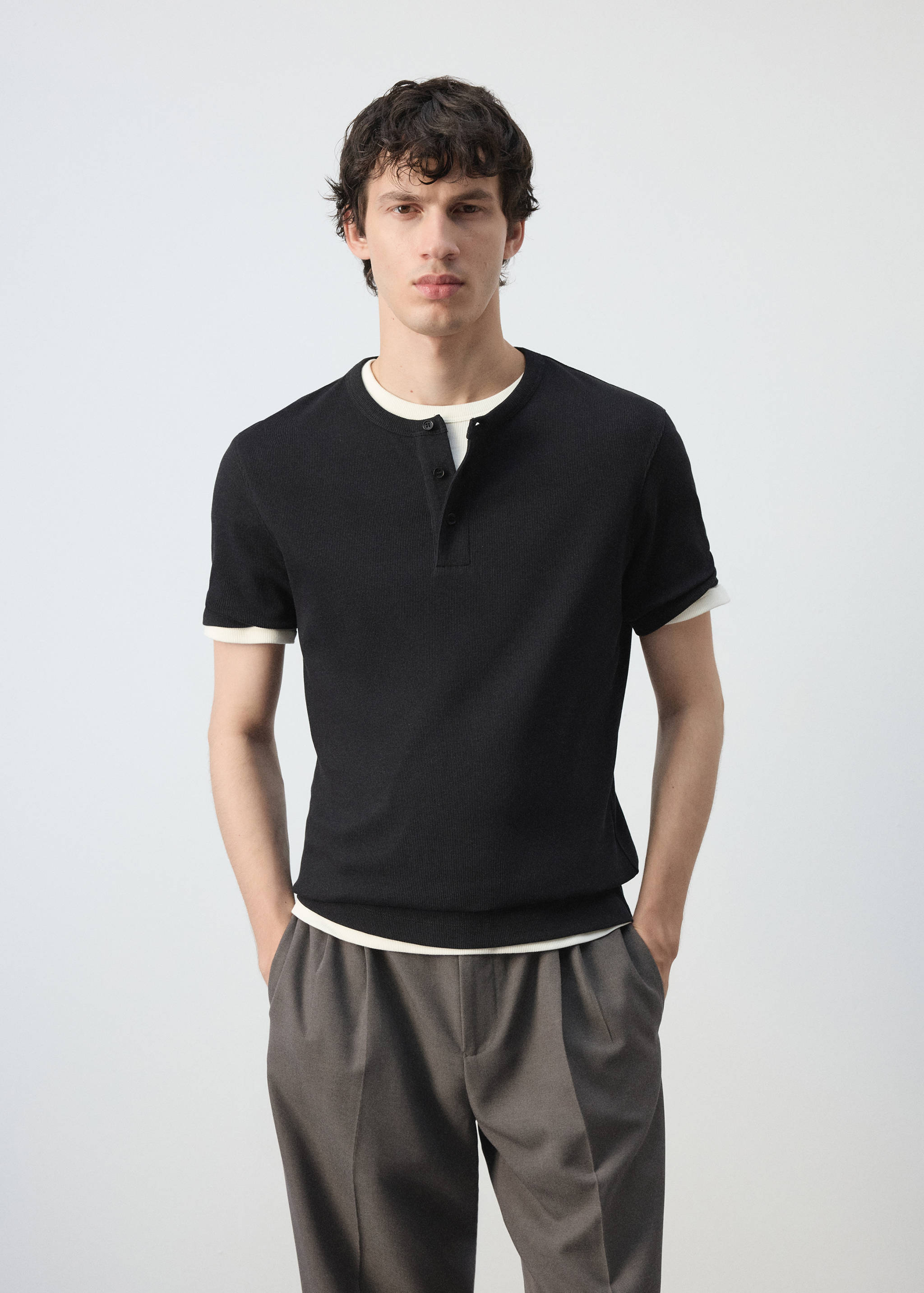 T-Shirt aus Baumwoll-Rippstrick mit Henleykragen - Mittlere Ansicht