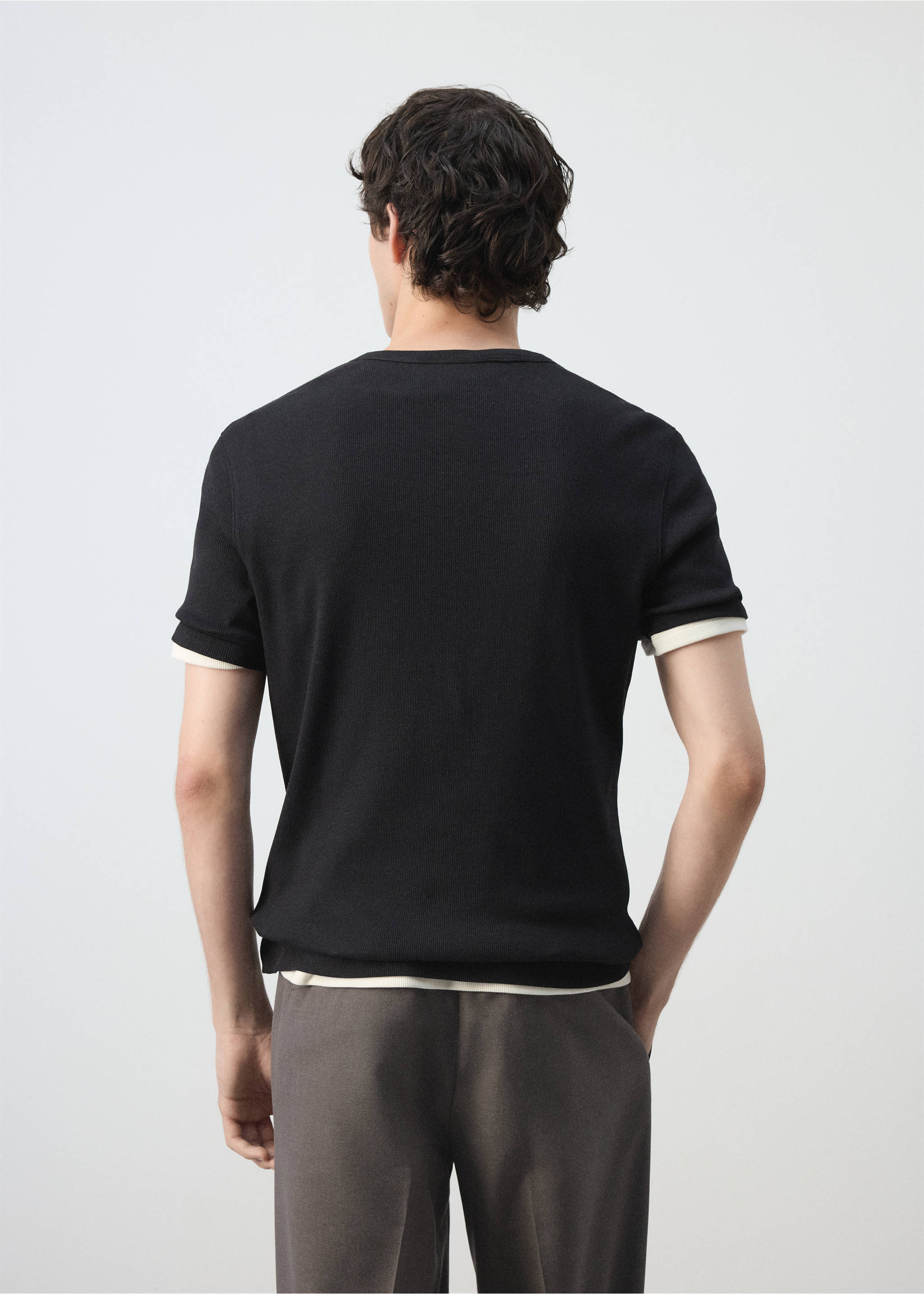 T-Shirt aus Baumwoll-Rippstrick mit Henleykragen - Rückseite des Artikels, Schwarz. Ref: 47061475-00.