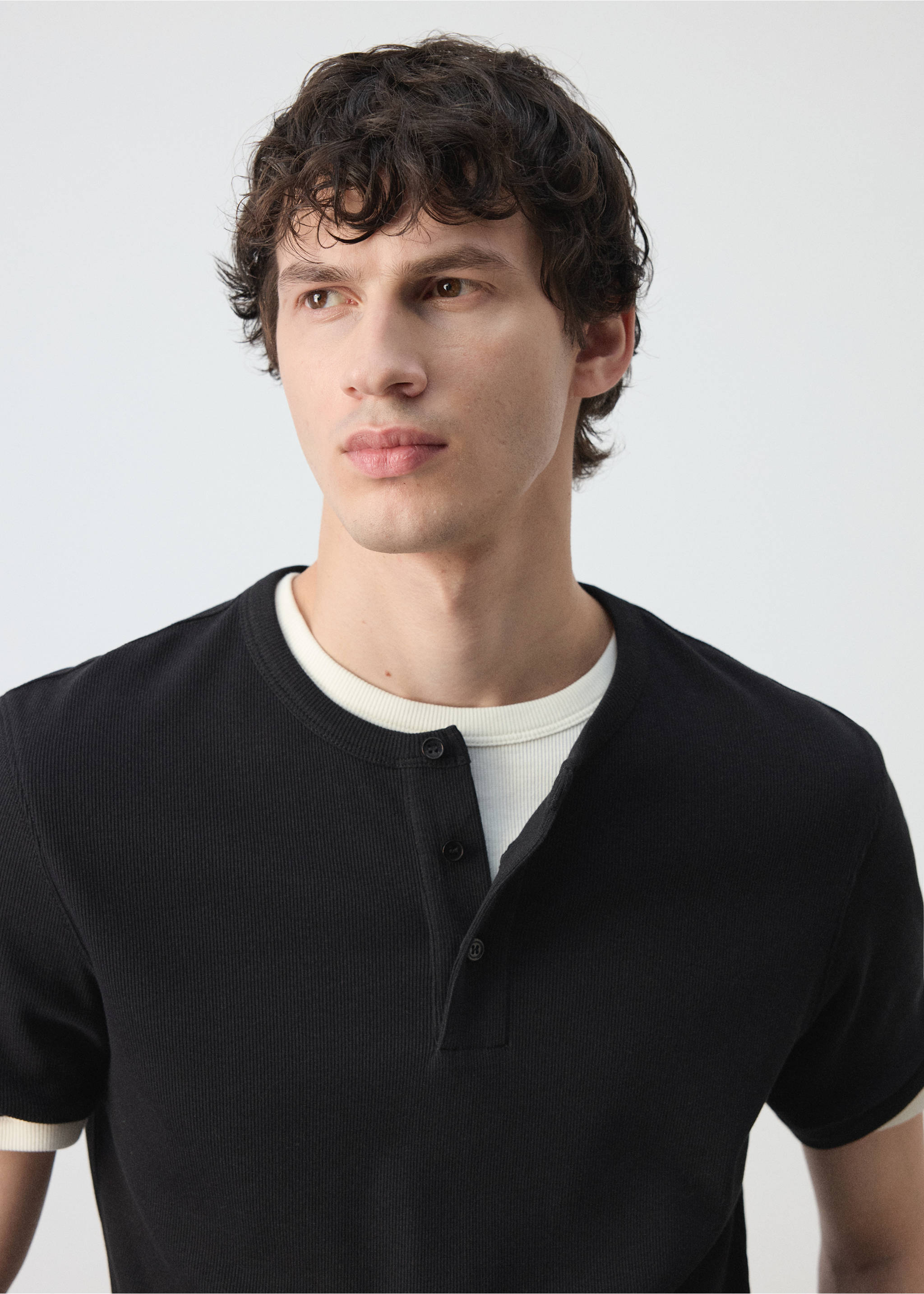 T-Shirt aus Baumwoll-Rippstrick mit Henleykragen - Detail des Artikels 1, Schwarz. Ref: 47061475-00.
