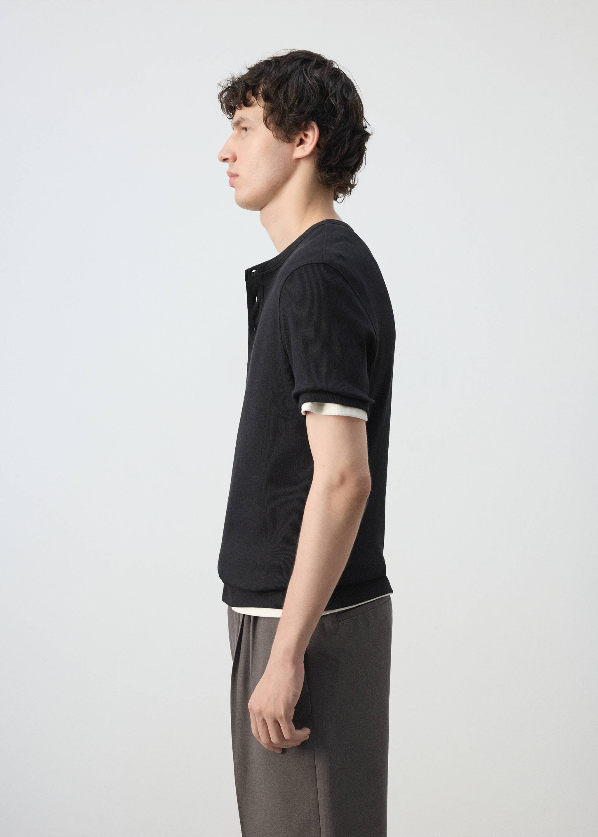 T-Shirt aus Baumwoll-Rippstrick mit Henleykragen - Detail des Artikels 2, Schwarz. Ref: 47061475-00.
