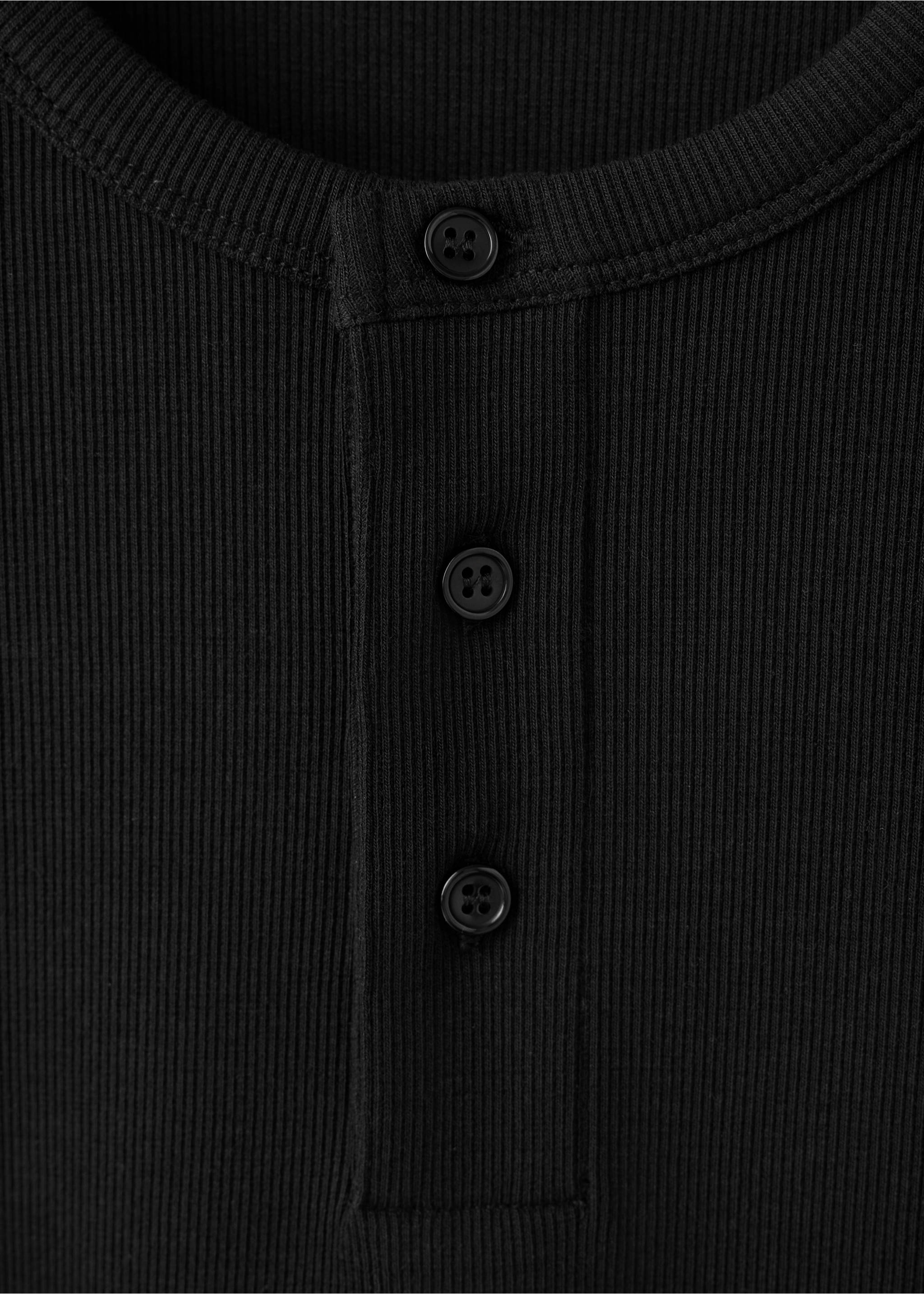 T-Shirt aus Baumwoll-Rippstrick mit Henleykragen - Detail des Artikels 8, Schwarz. Ref: 47061475-00.
