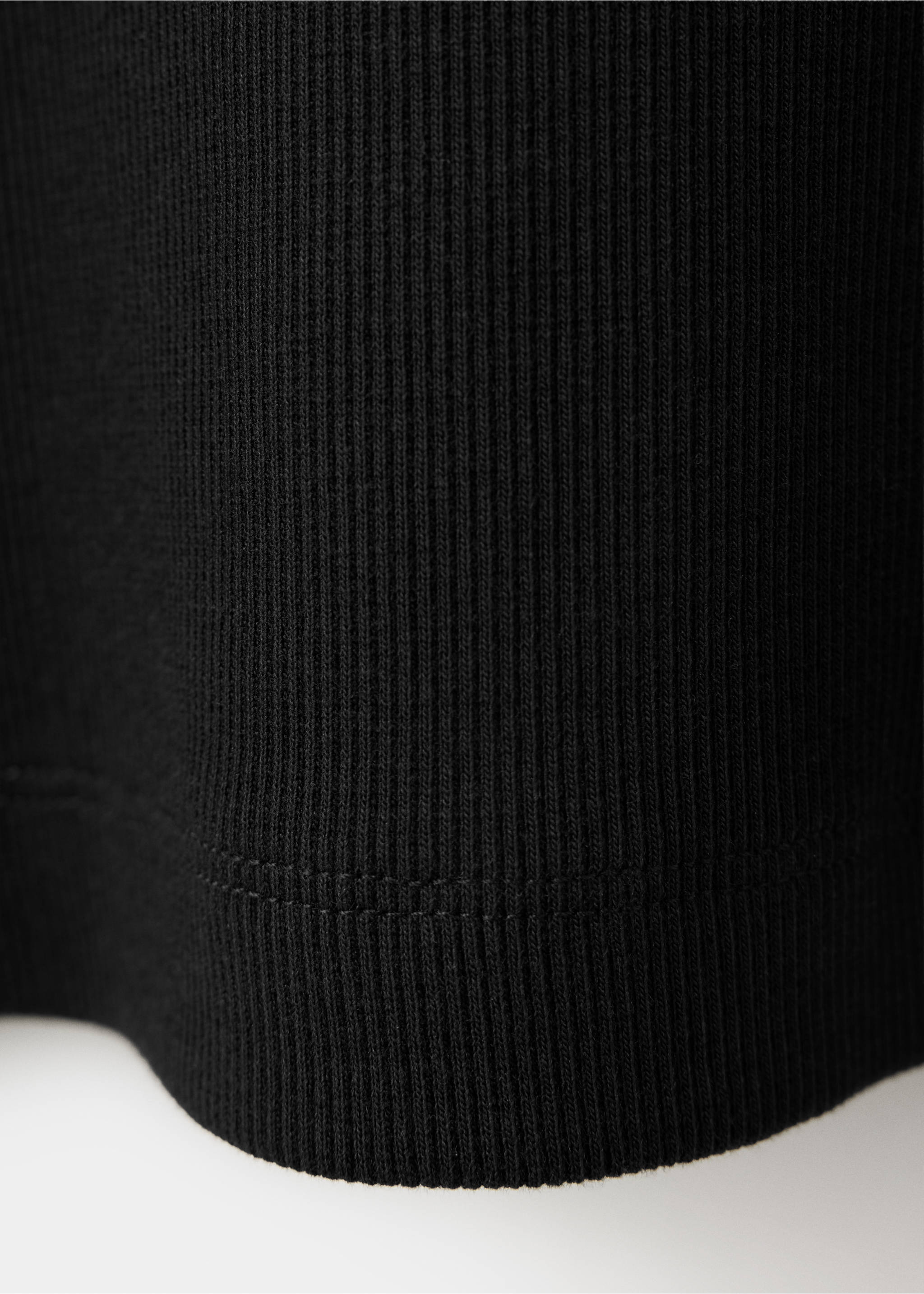 T-Shirt aus Baumwoll-Rippstrick mit Henleykragen - Detail des Artikels 0, Schwarz. Ref: 47061475-00.