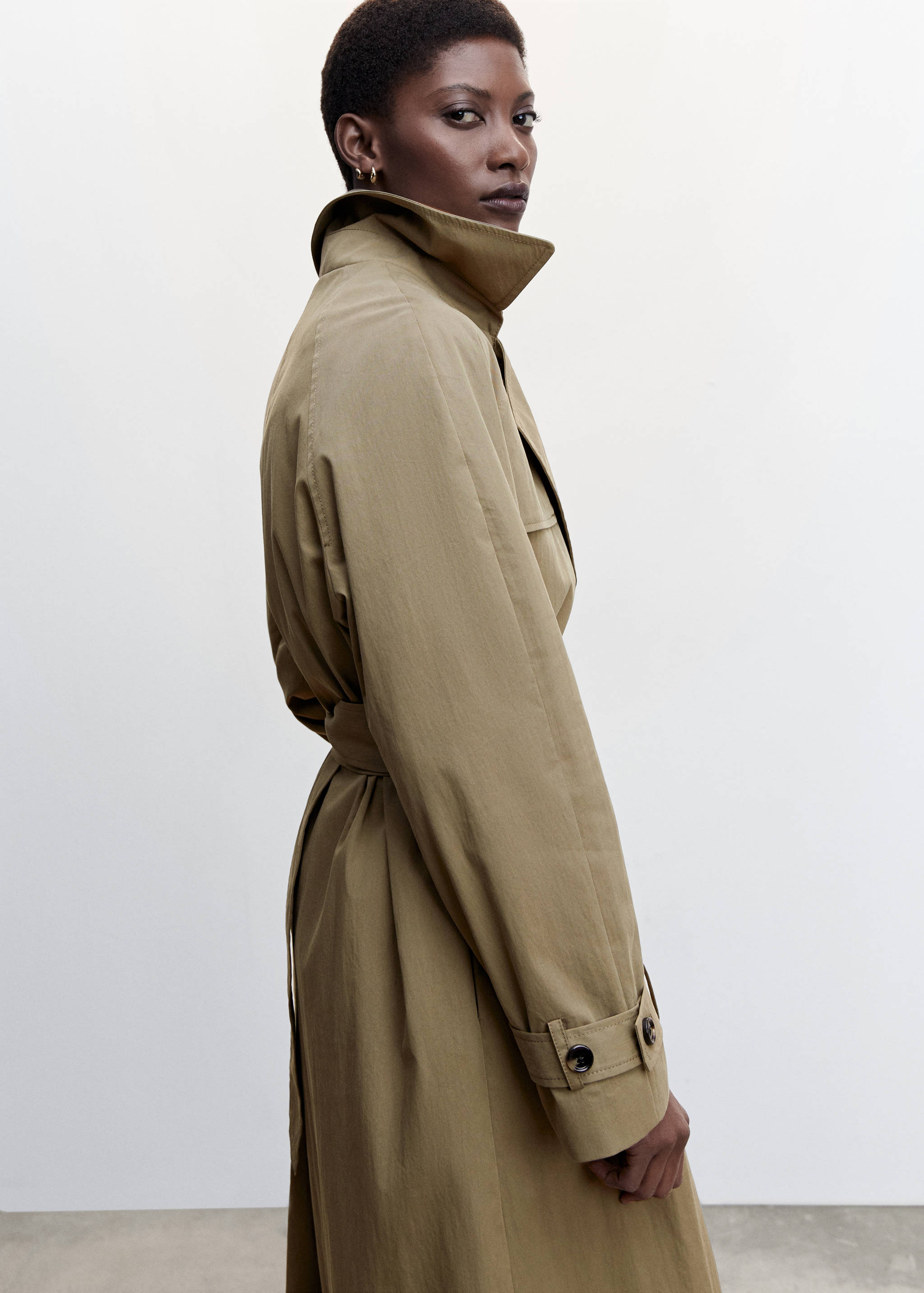 Double-breasted trench coat - Details of the article 2