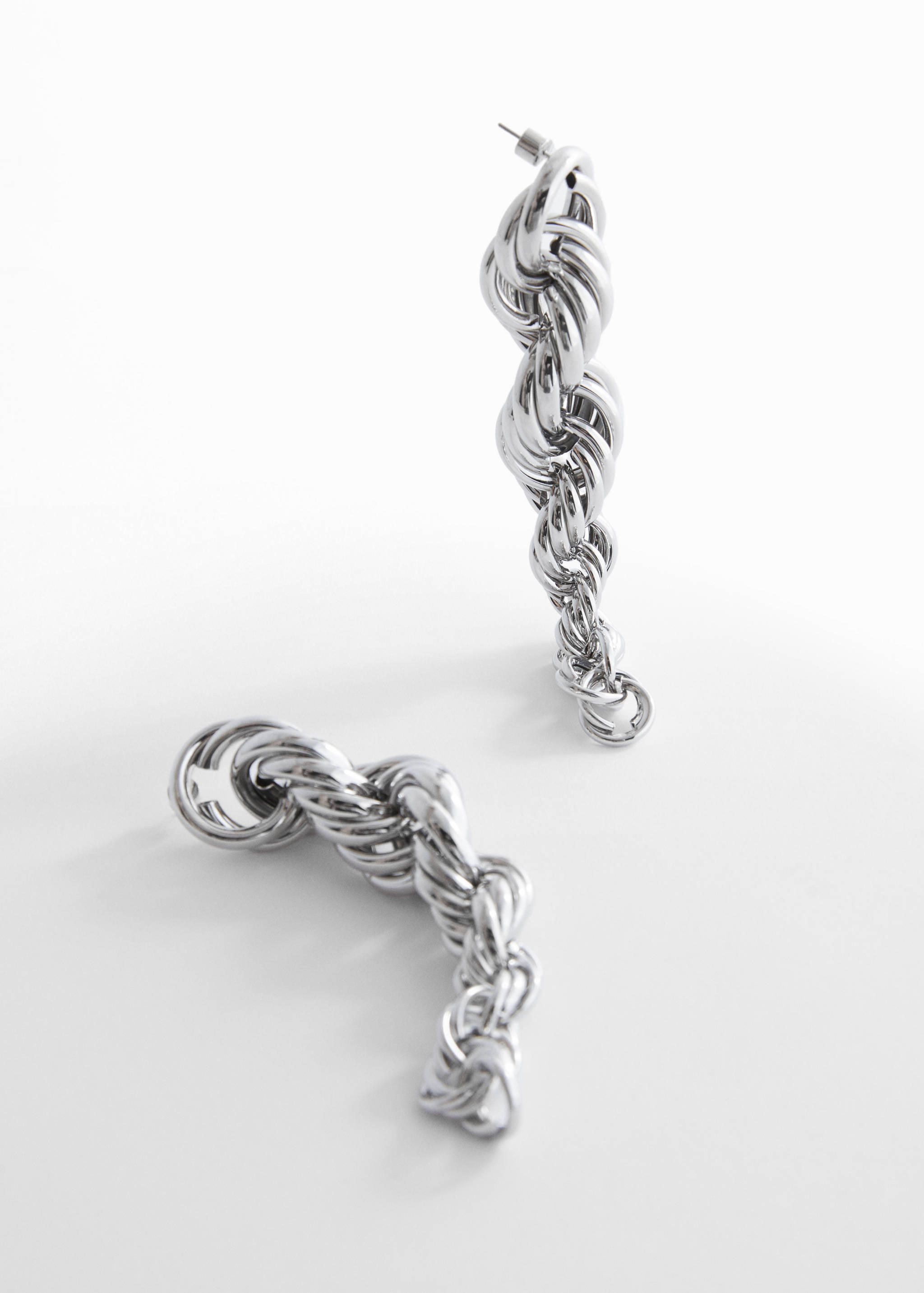 Boucles d'oreilles pendantes tressées - Plan moyen