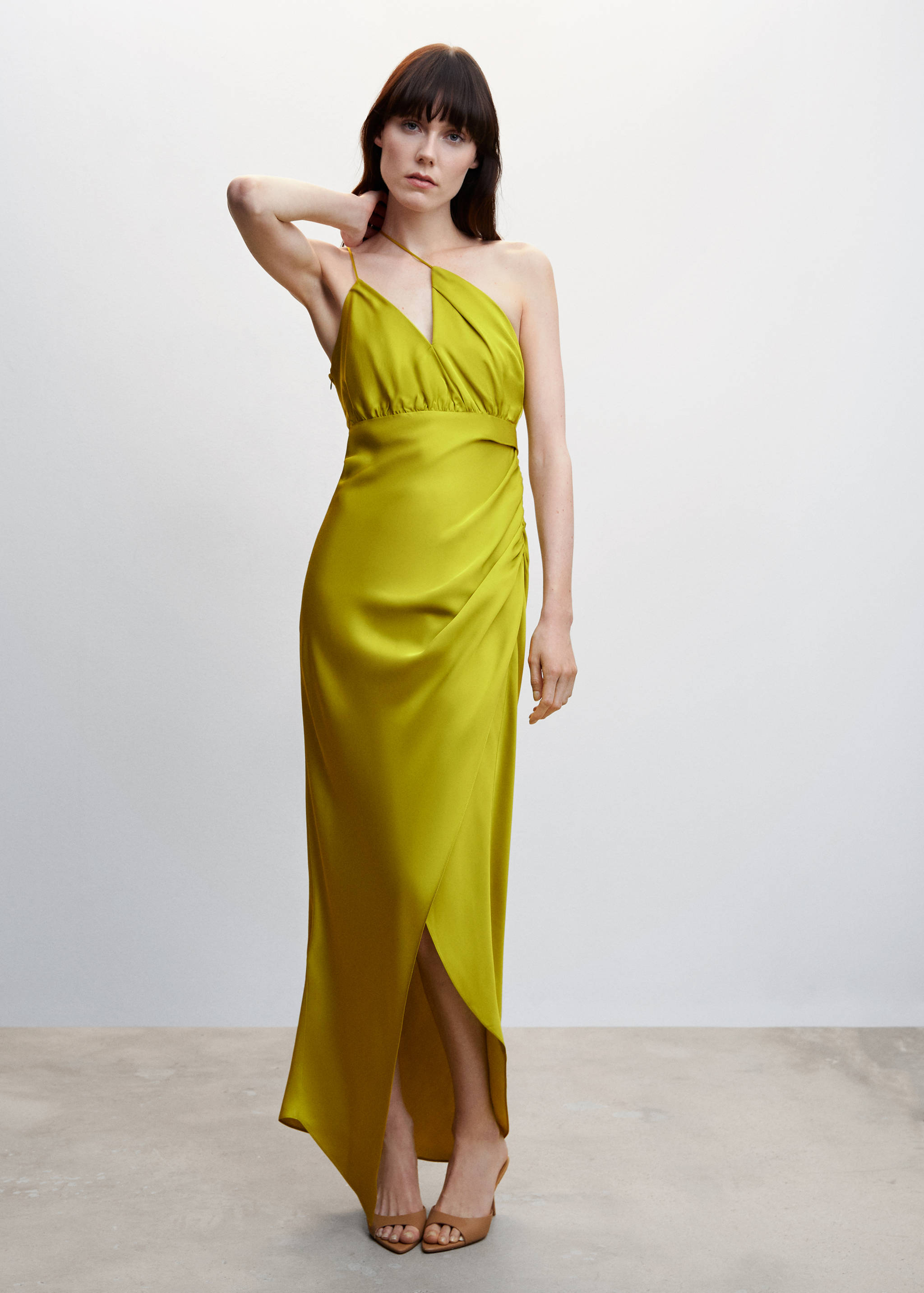 Robe satinée asymétrique - Plan général