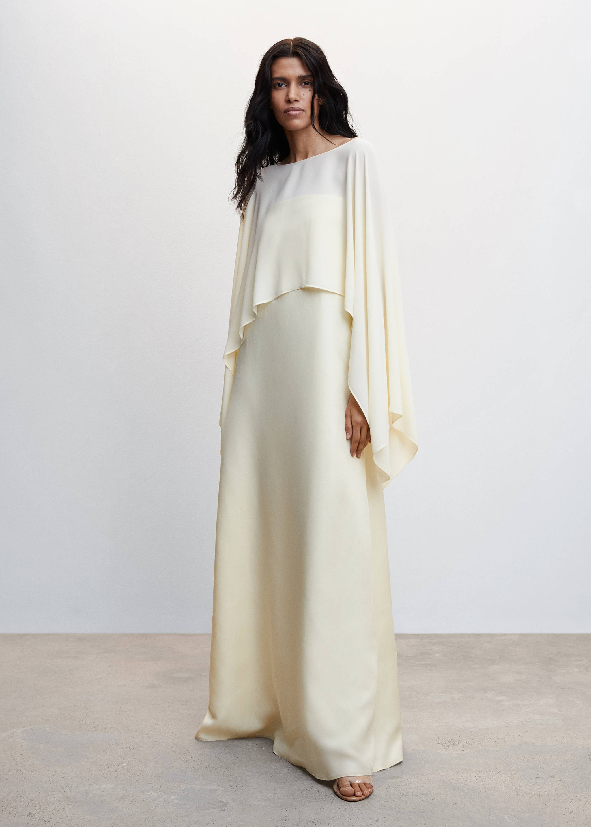 Blusa capa fluida - Plano general