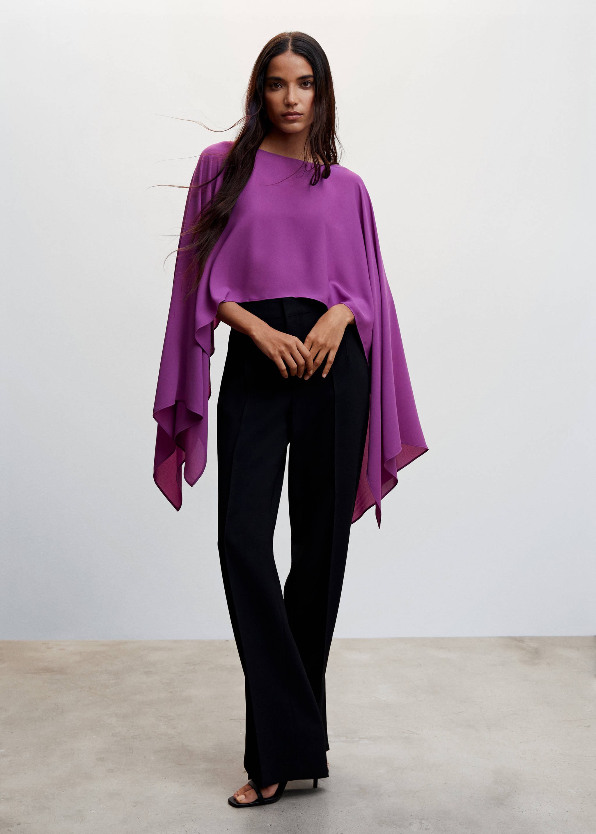 Blusa capa fluida - Plano general