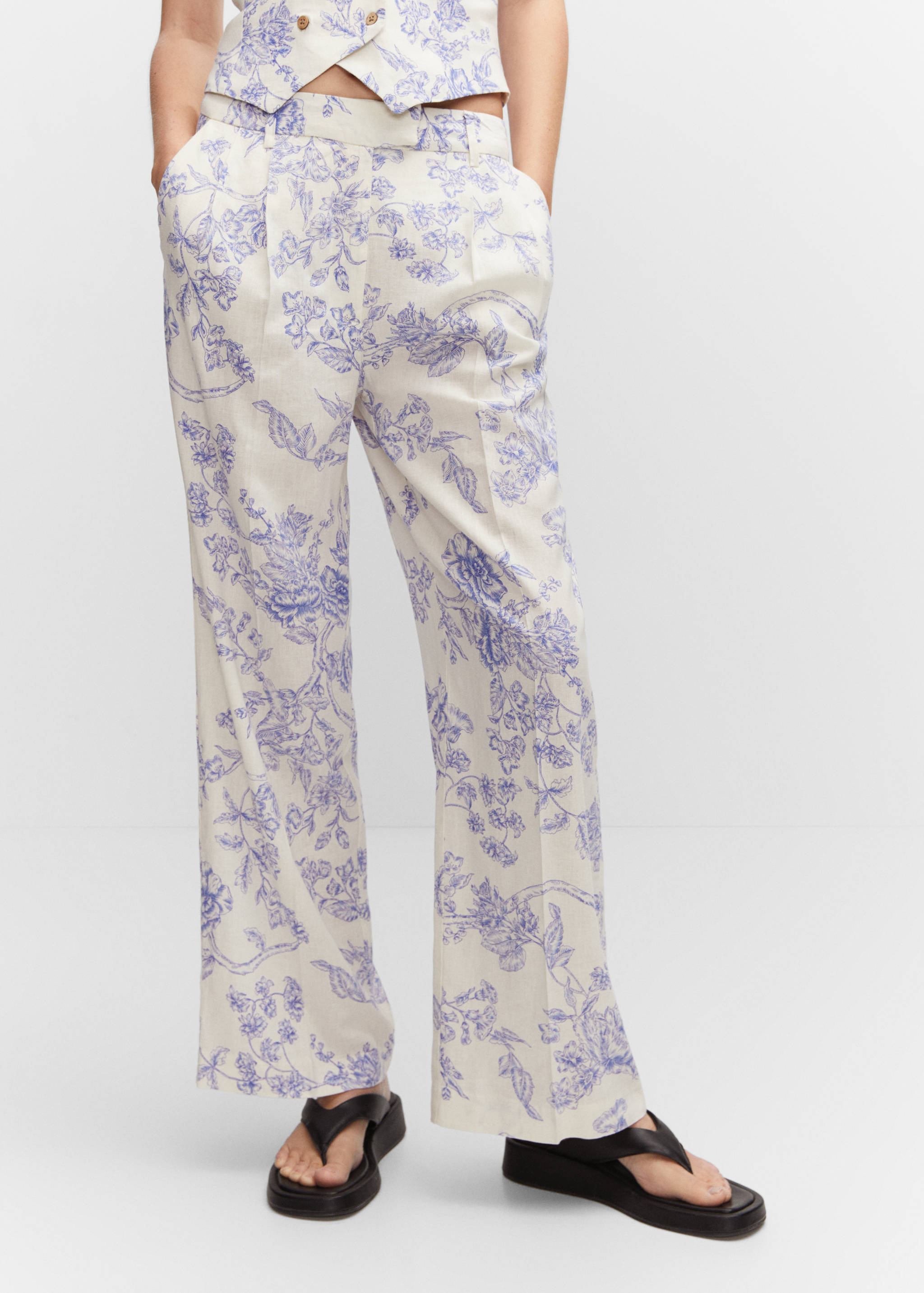 Льняные брюки с принтом - Средний план