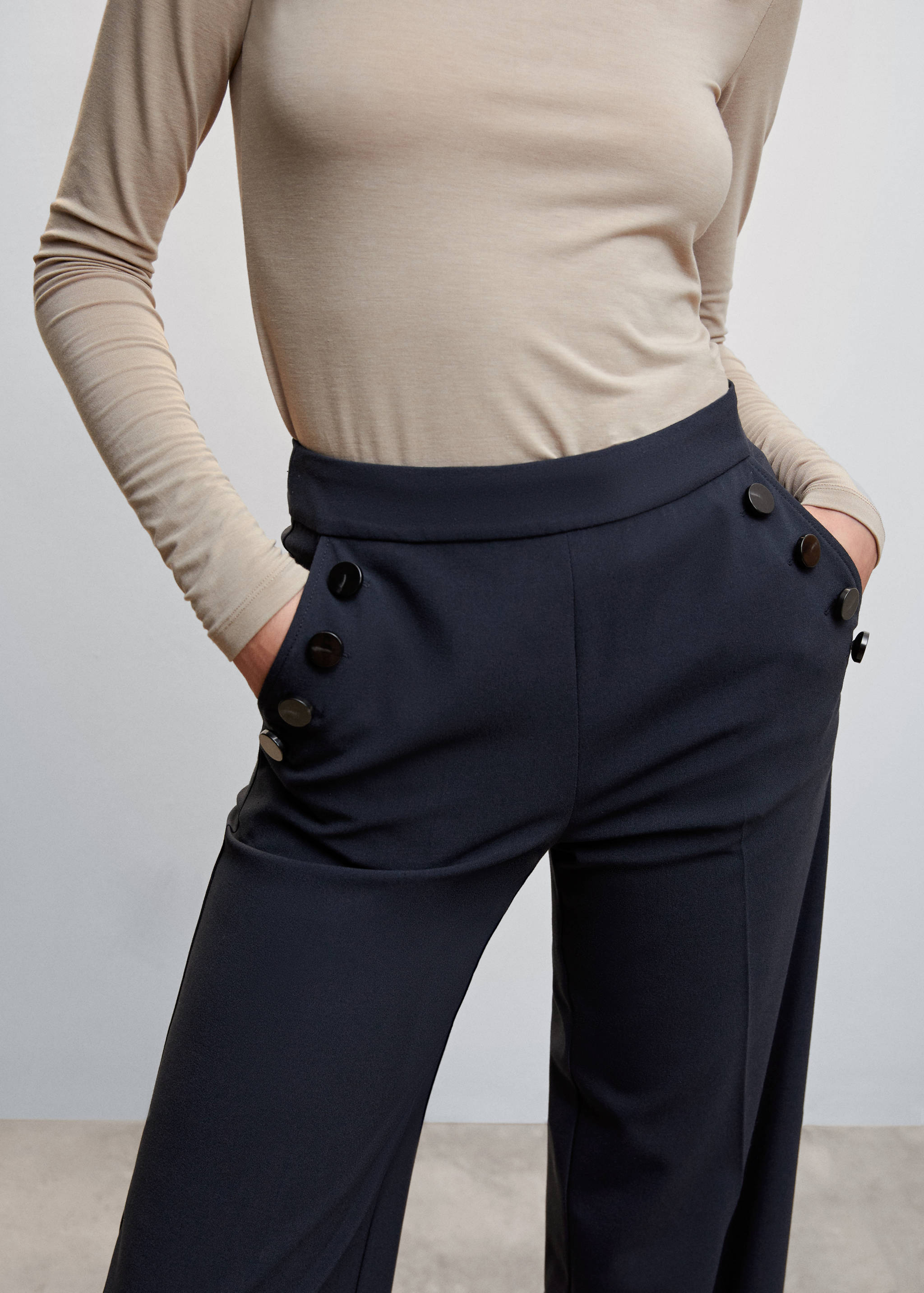 Calças botões laterais - Pormenor do artigo 6