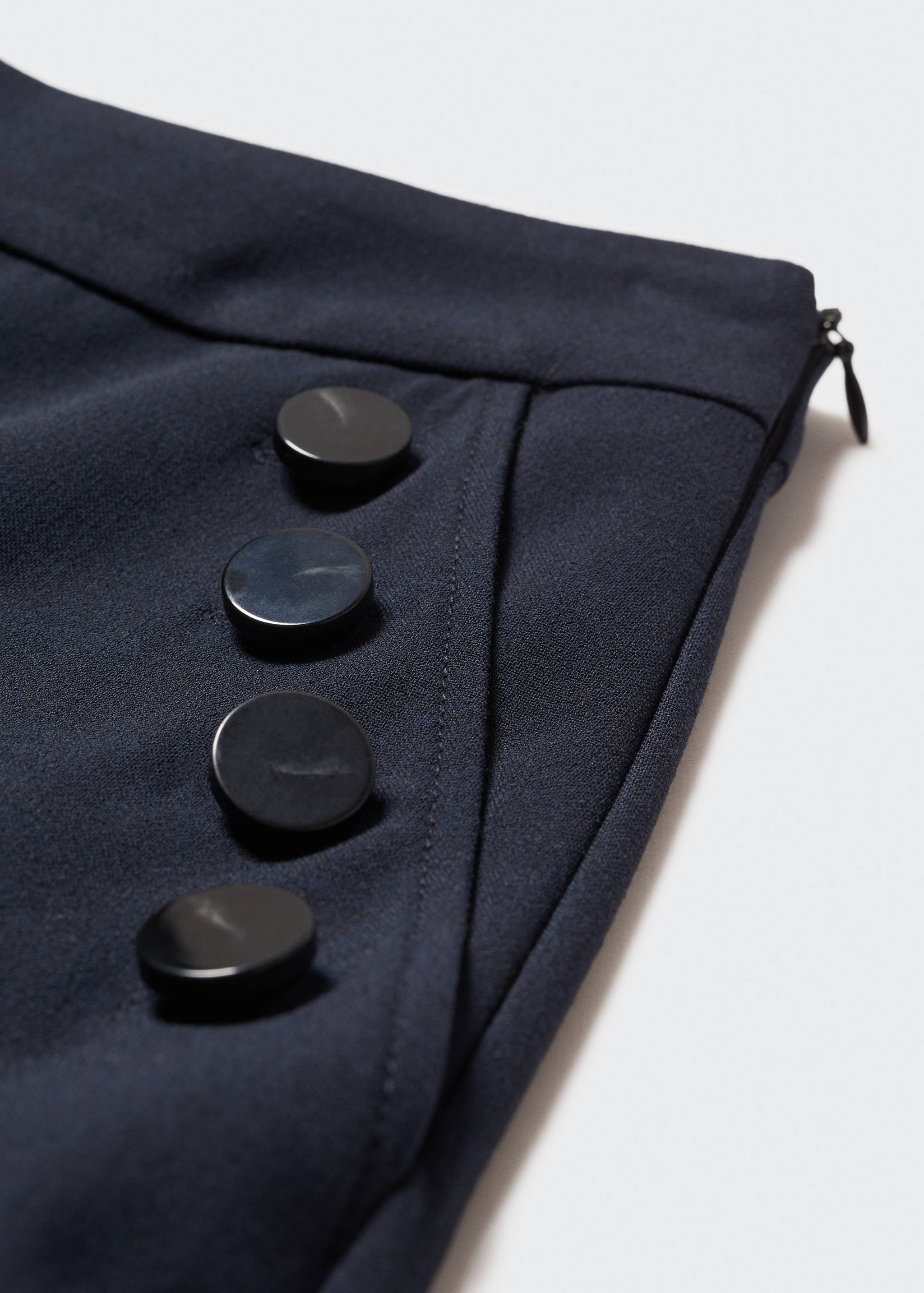 Calças botões laterais - Pormenor do artigo 8