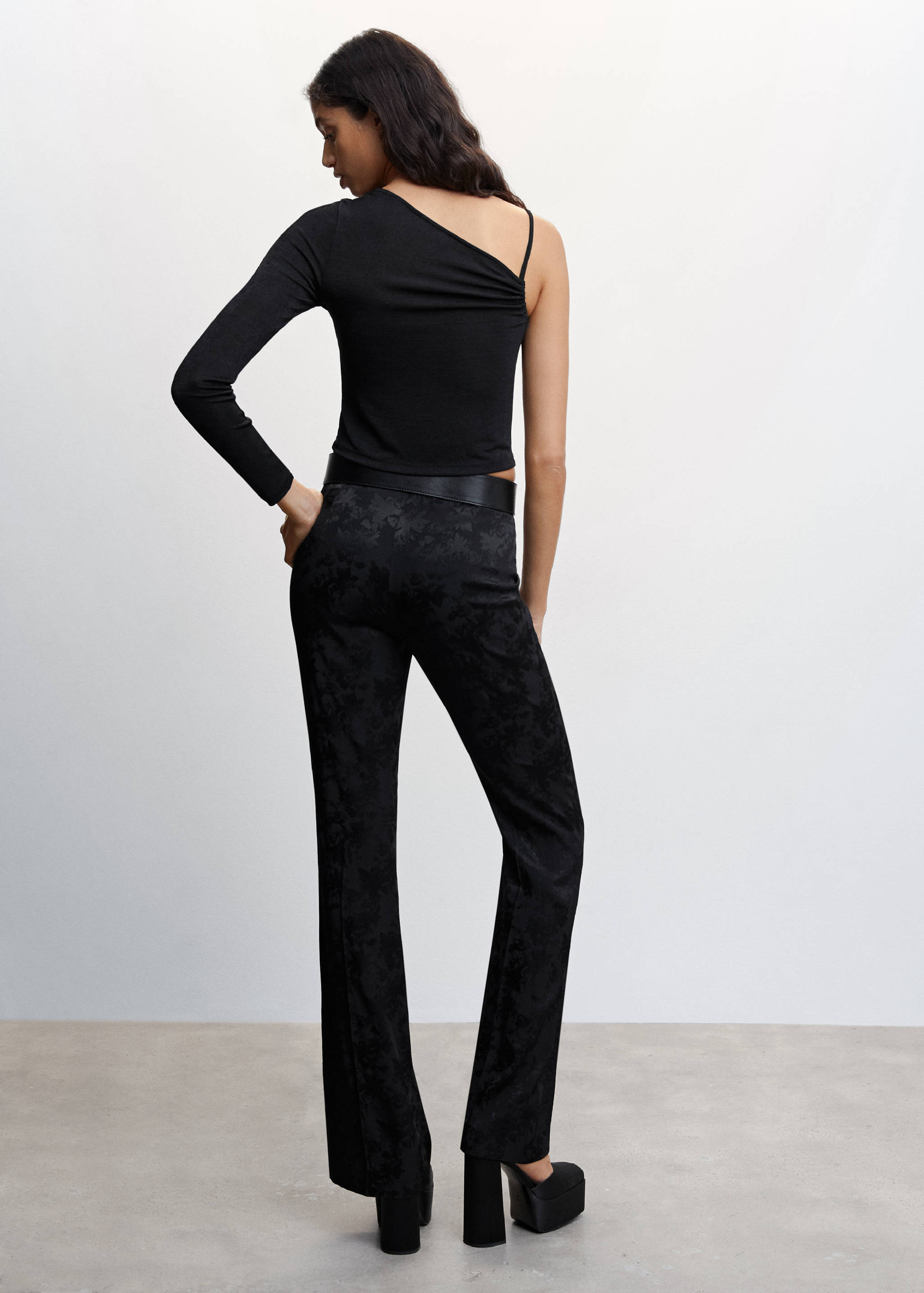 Asymmetric design top - Reverse of the article