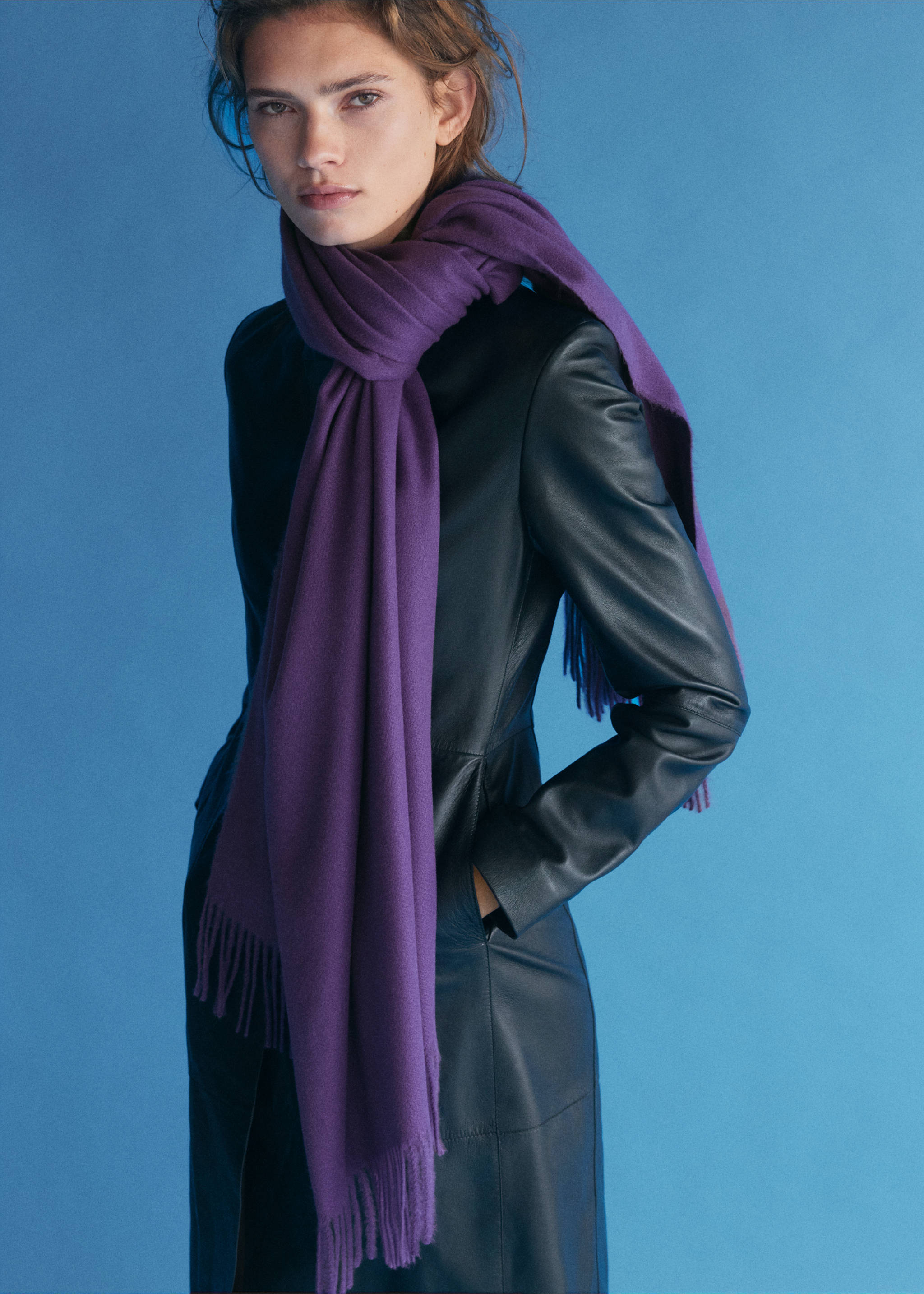 Purple scarf with fringe detailing, wrapped around the neck., Purple. Ref: 47071332-00.