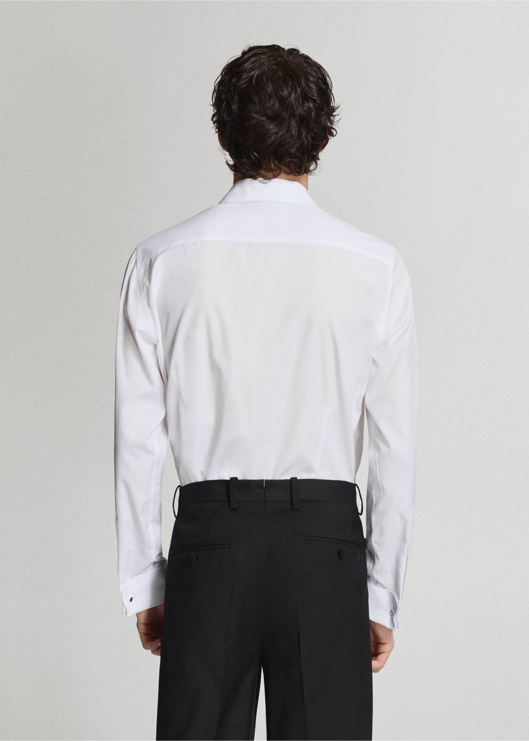 White long-sleeved shirt from the back, paired with black trousers., White. Ref: 47071334-00.