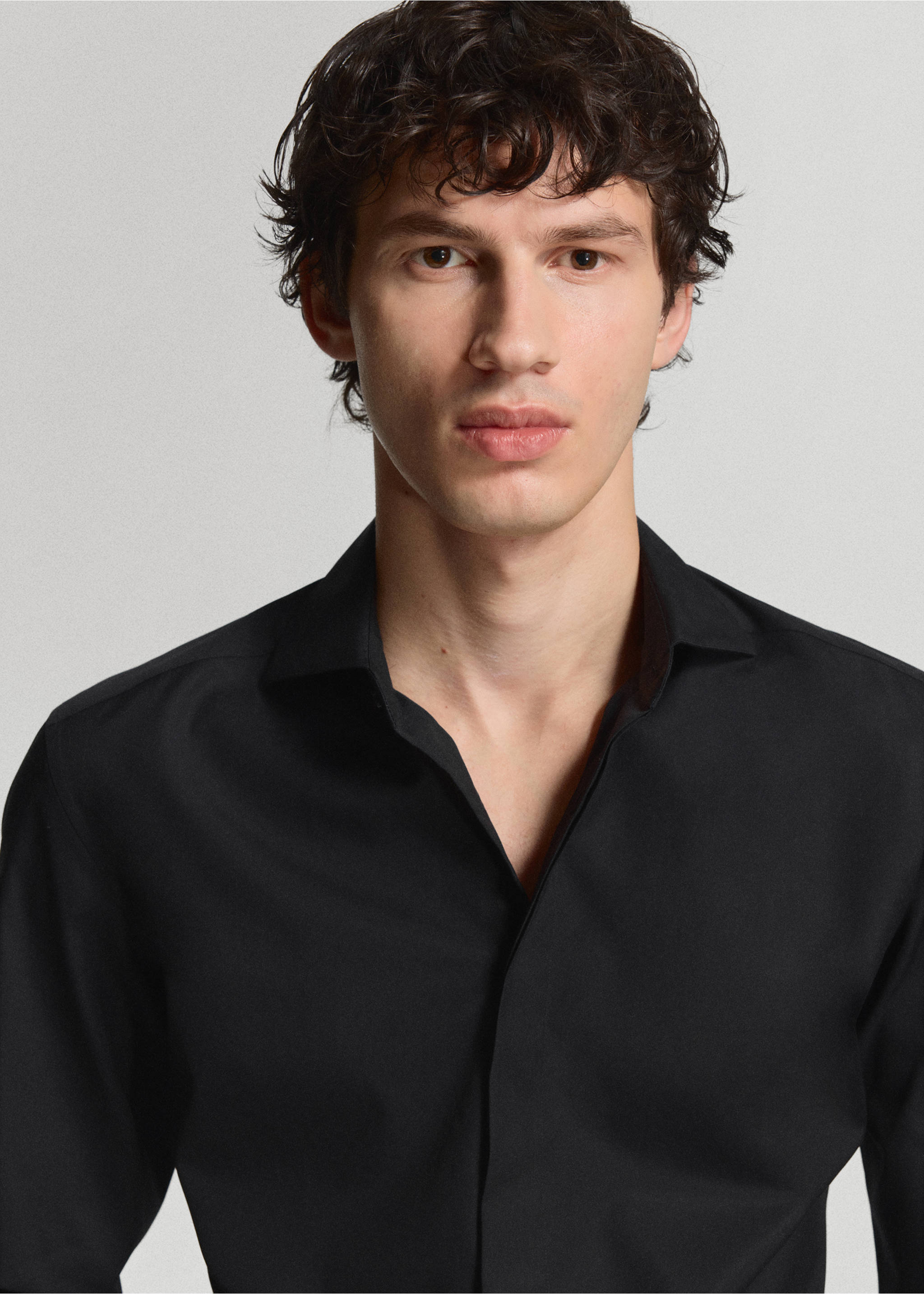 Black collared shirt with an open V-neckline., Black. Ref: 47071335-00.