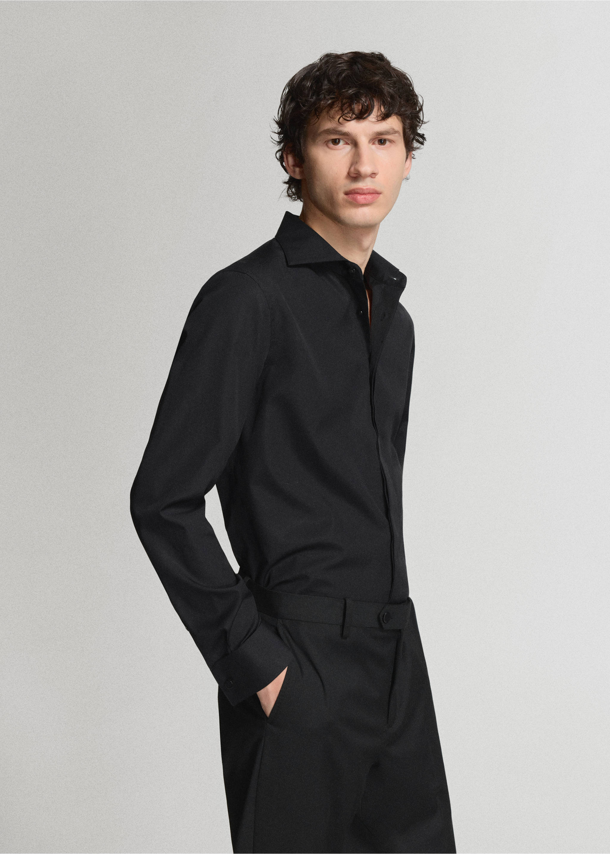 Black long-sleeved shirt with a classic collar and button fastening., Black. Ref: 47071335-00.