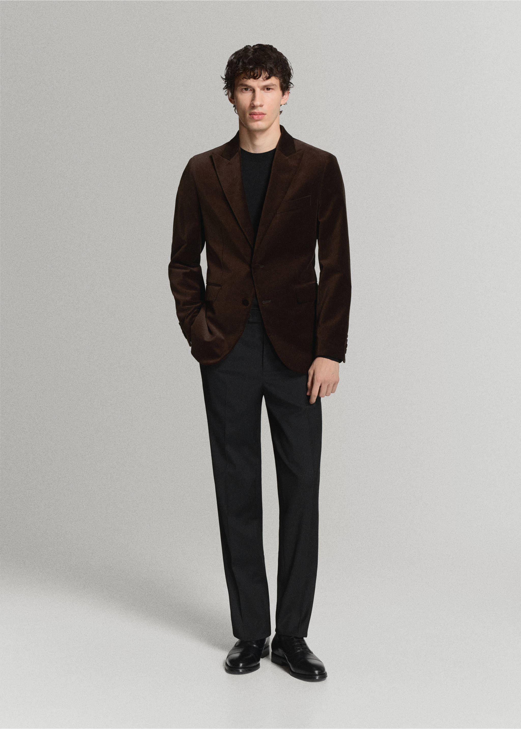 Dark brown velvet blazer with notched lapels and button fastening., Brown. Ref: 47071336-00.
