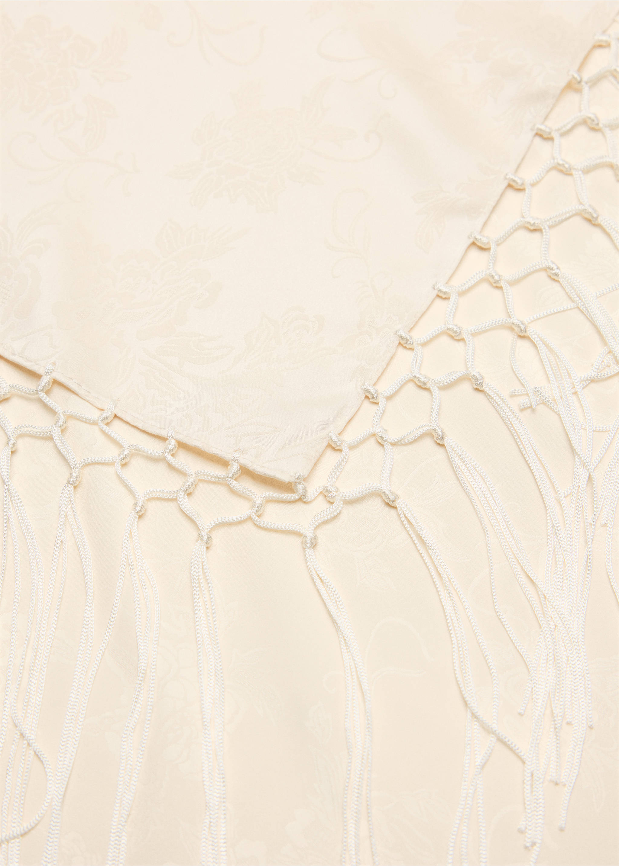 Cream scarf with a tonal floral pattern and knotted fringe., Ecru. Ref: 47071381-00.