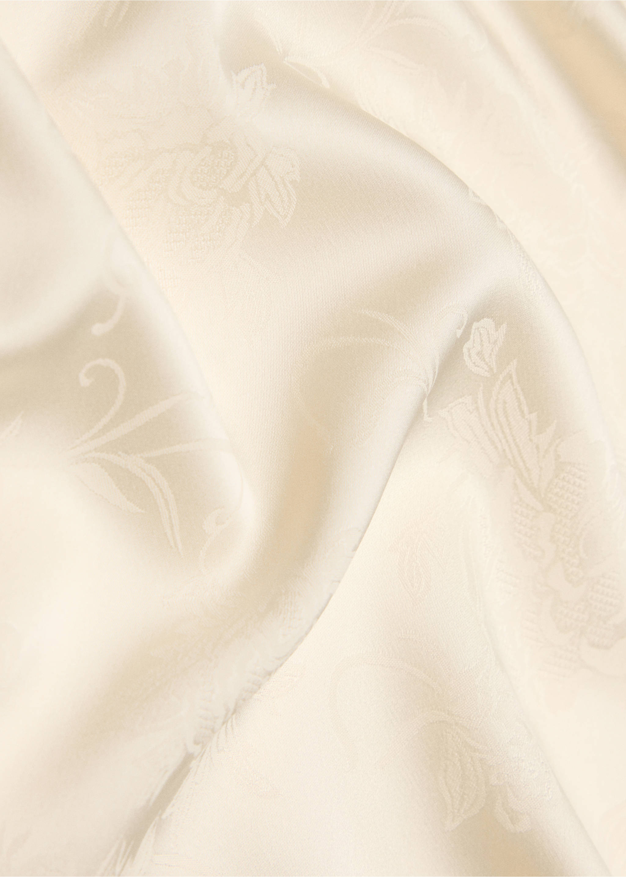Close-up of a cream scarf with a tonal floral jacquard pattern., Ecru. Ref: 47071381-00.