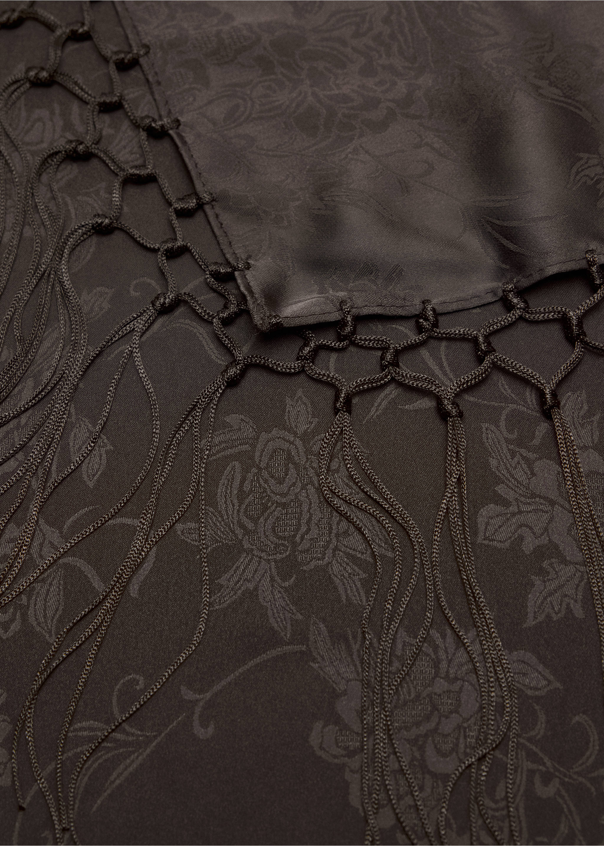 Dark brown scarf with tonal floral jacquard and macramé fringe., Chocolate. Ref: 47071381-00.