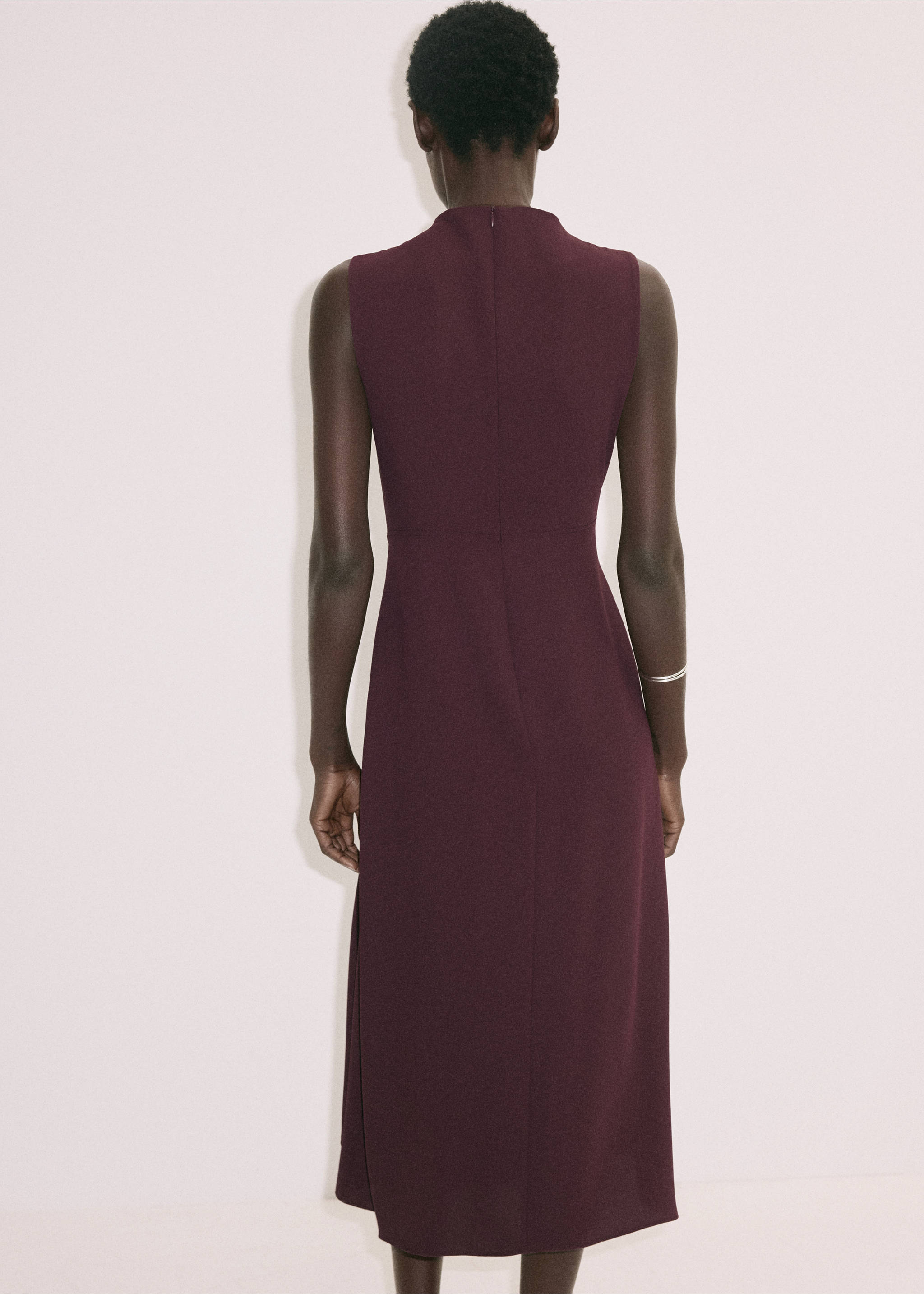 Burgundy sleeveless midi dress, back view., Burgundy. Ref: 47071425-00.
