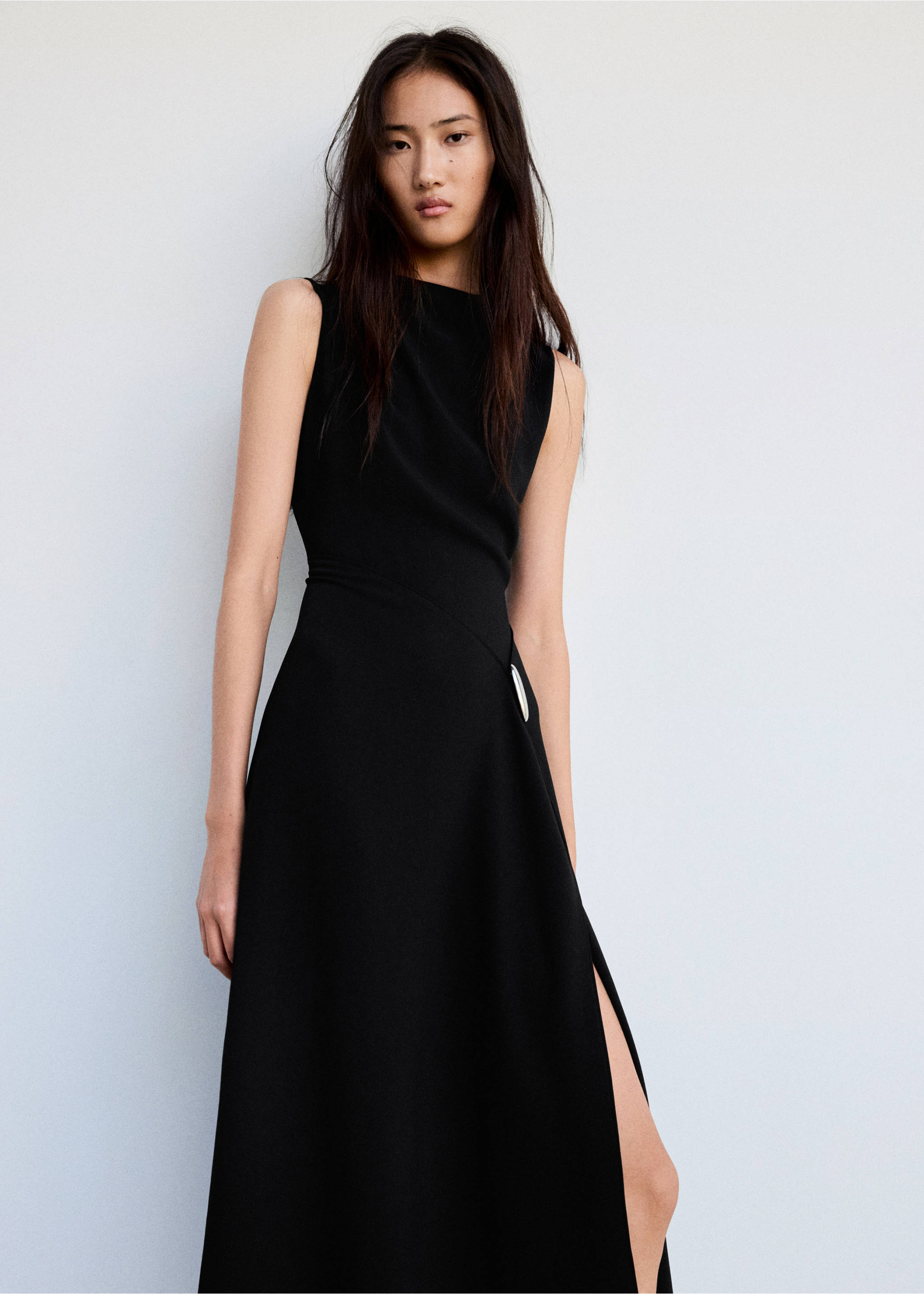 Black sleeveless midi dress with a metallic ring hip detail and side slit., Black. Ref: 47071425-00.