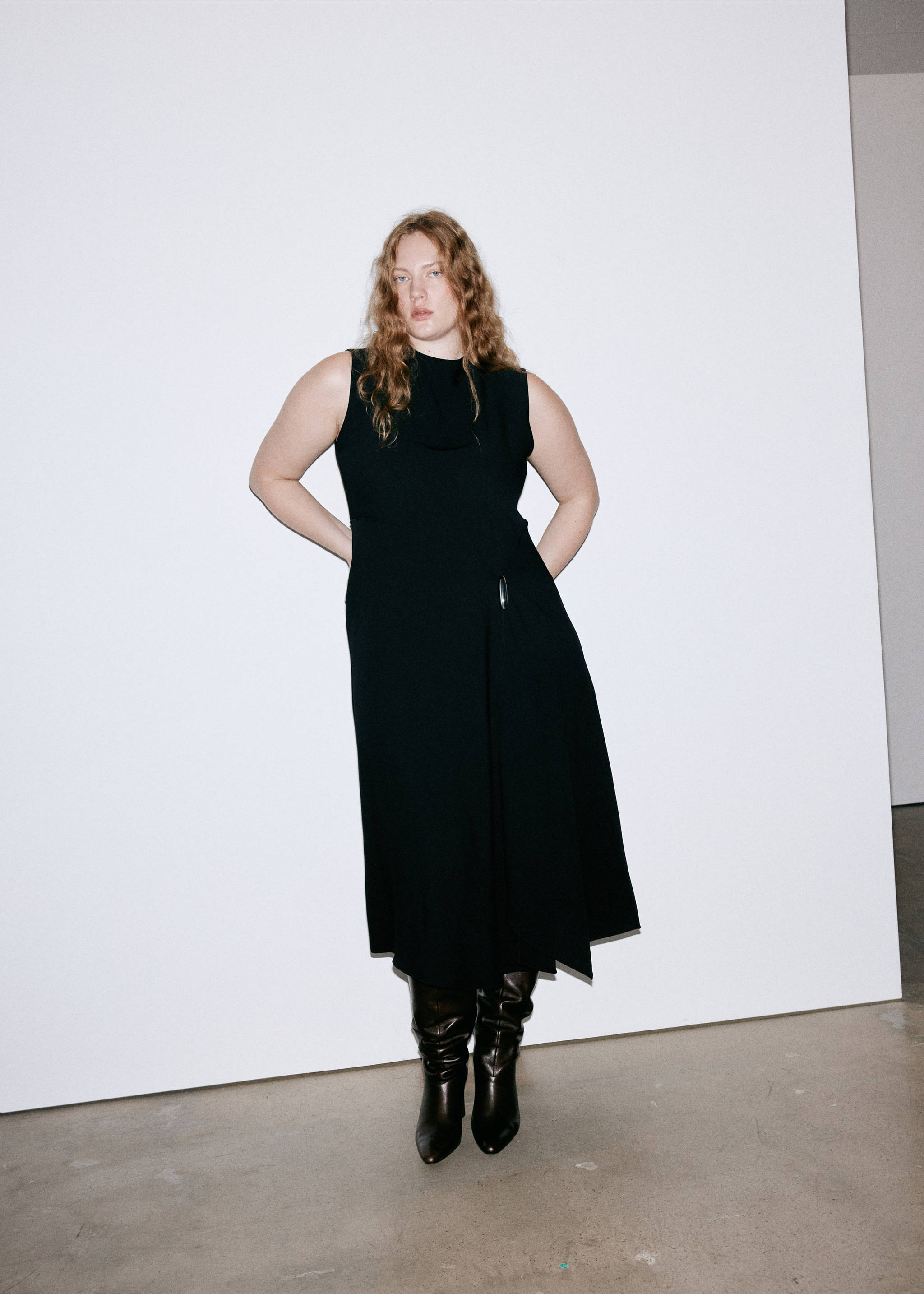 Metallic Gathered Midi Dress - Details of the article 5, Black. Ref: 47071425-00.
