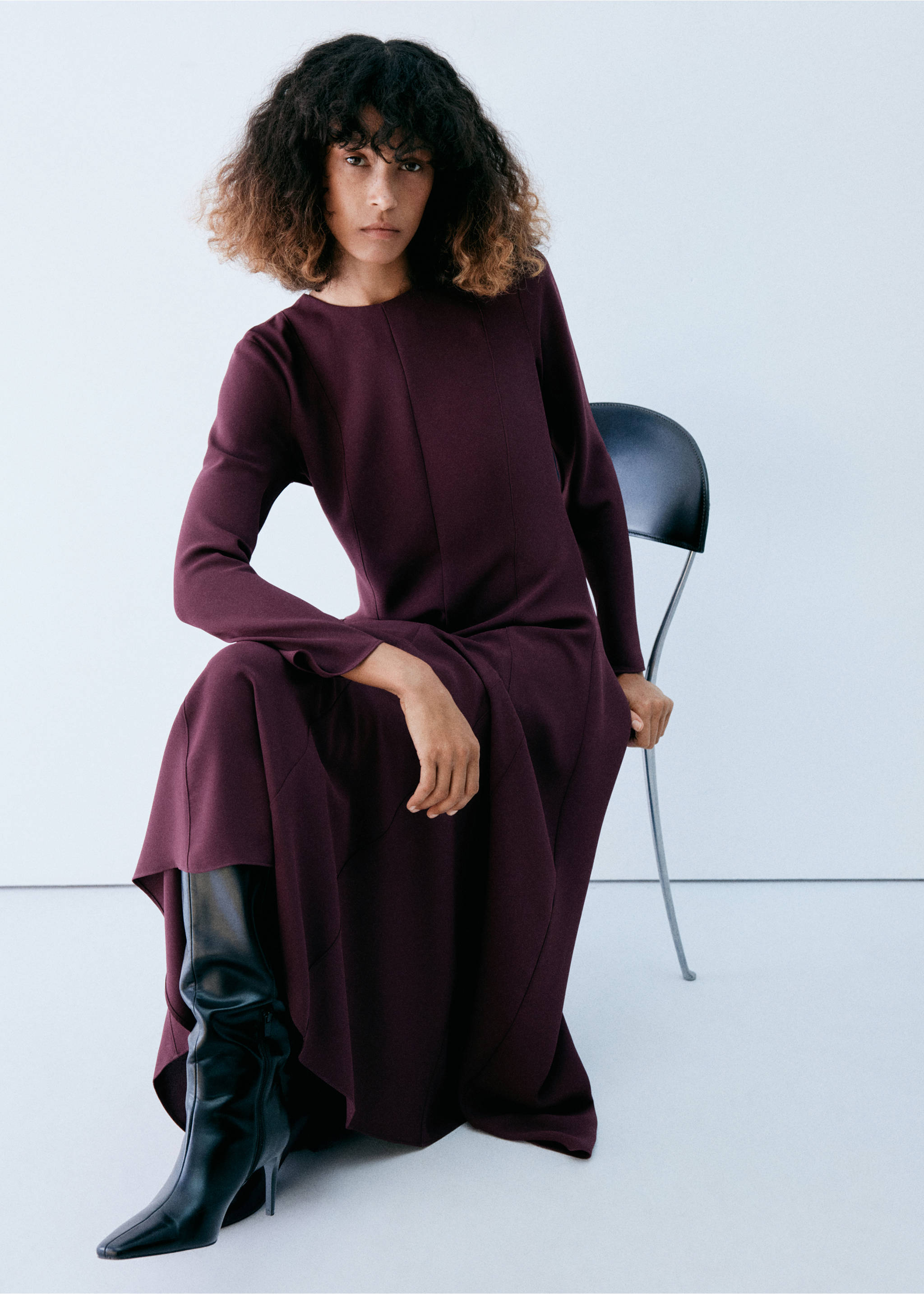 Burgundy long-sleeved maxi dress with round neckline and panel seams., Burgundy. Ref: 47071445-00.