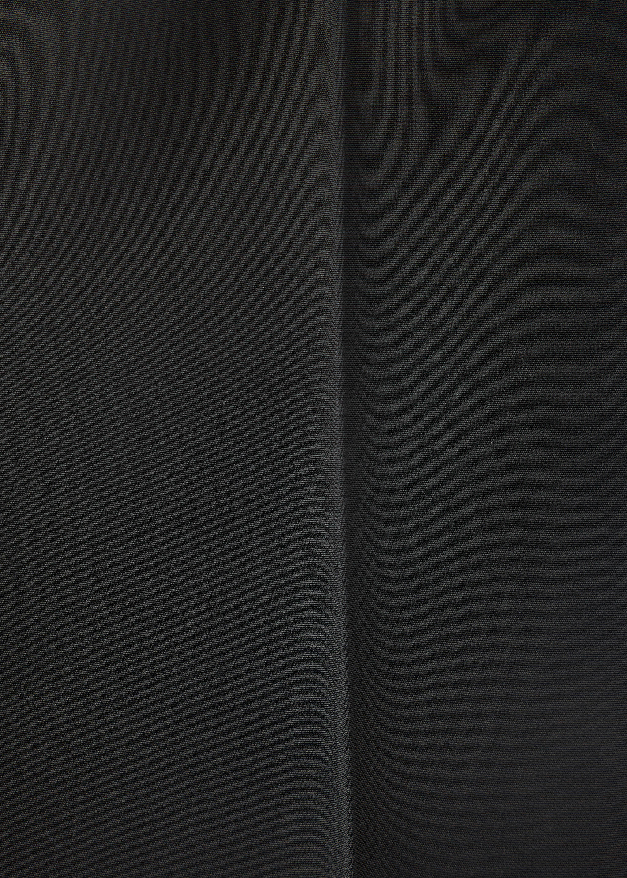 Primer plano de pantalones negros con detalle de raya marcada., Negro. Ref: 47071470-00.