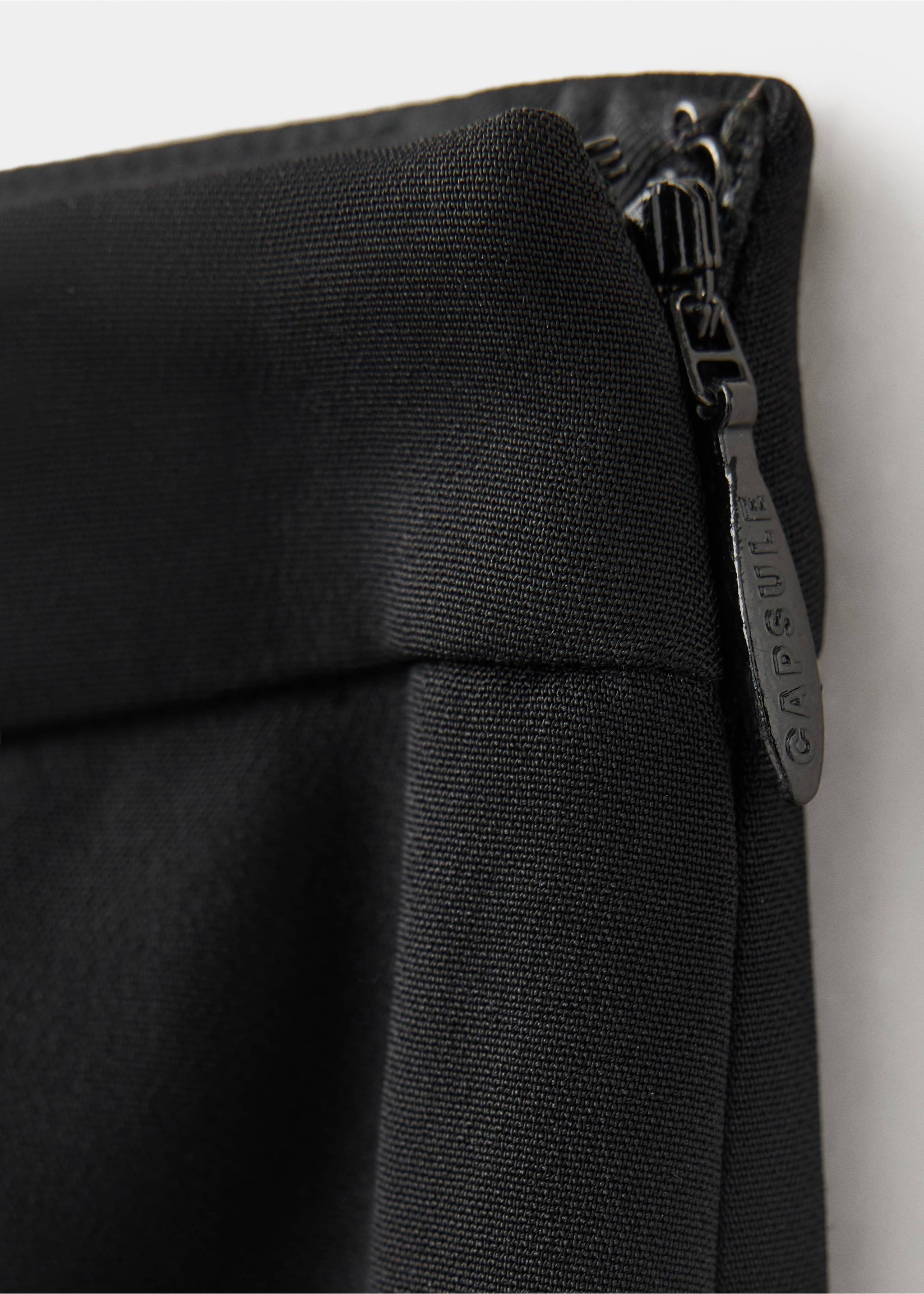 Pantalones negros con detalle de tejido y cremallera lateral., Negro. Ref: 47071470-00.