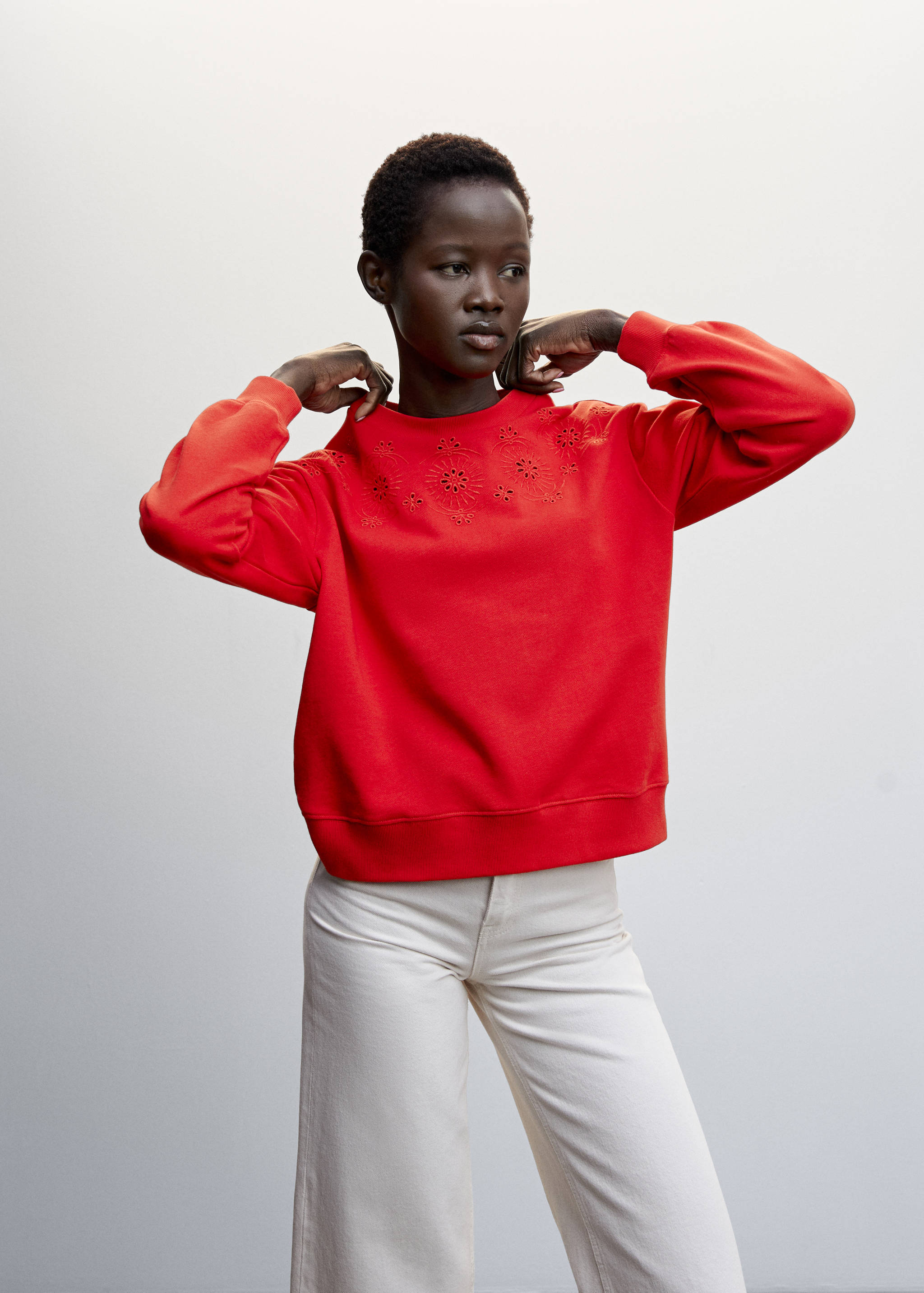 Хлопковый свитшот с вышивкой - Средний план