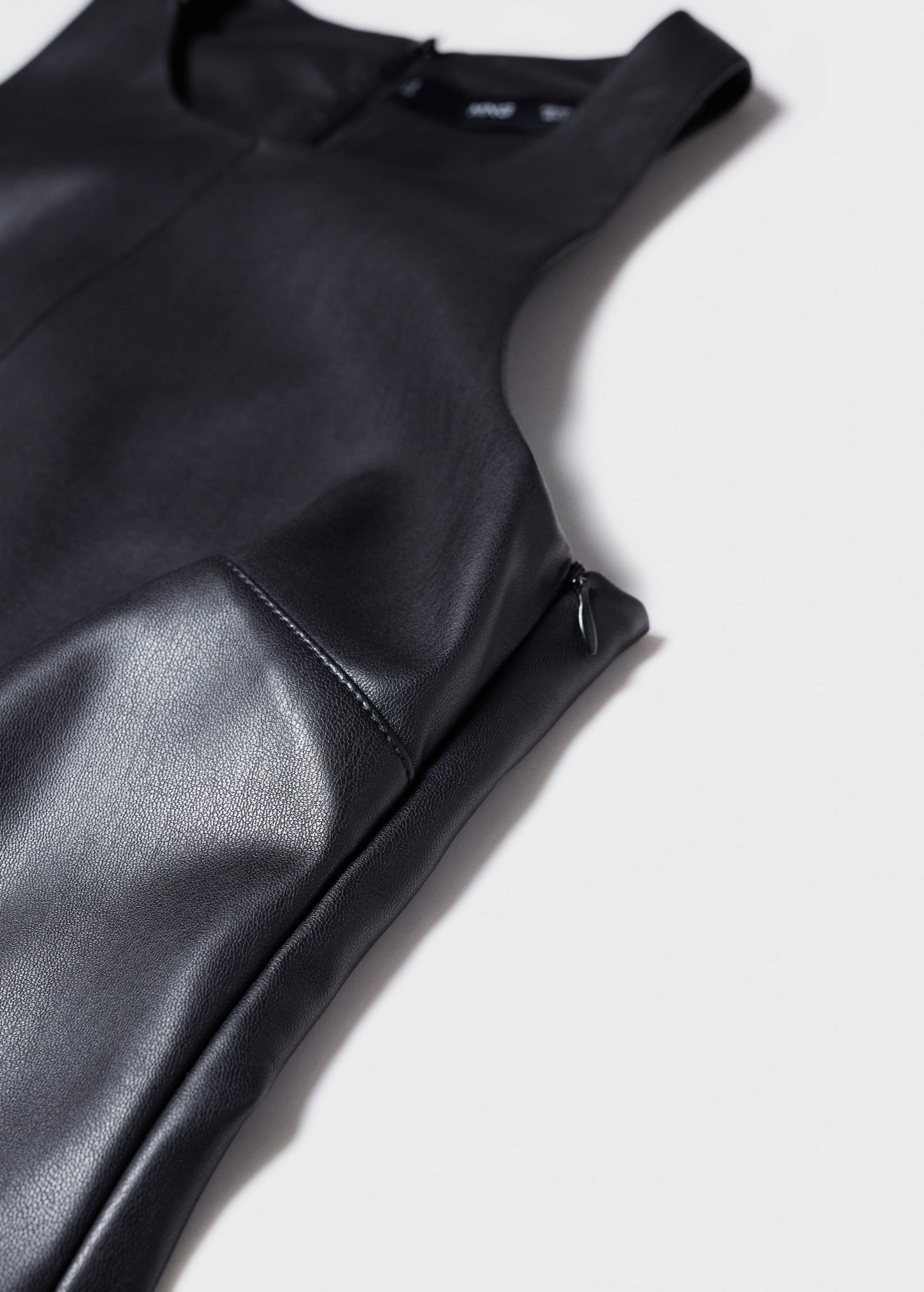Leather-effect top - Details of the article 8