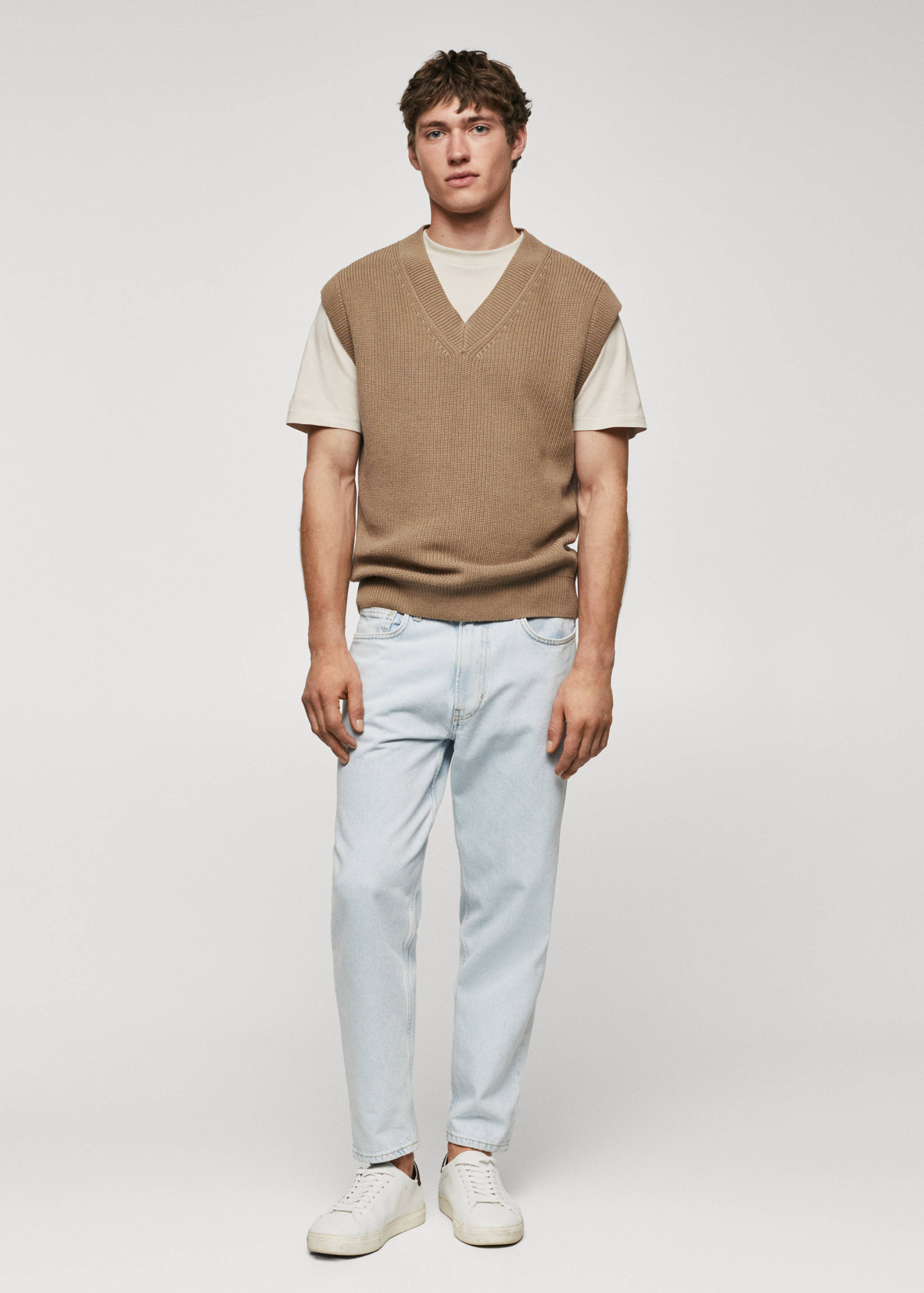 V-neck knitted gilet - General plane