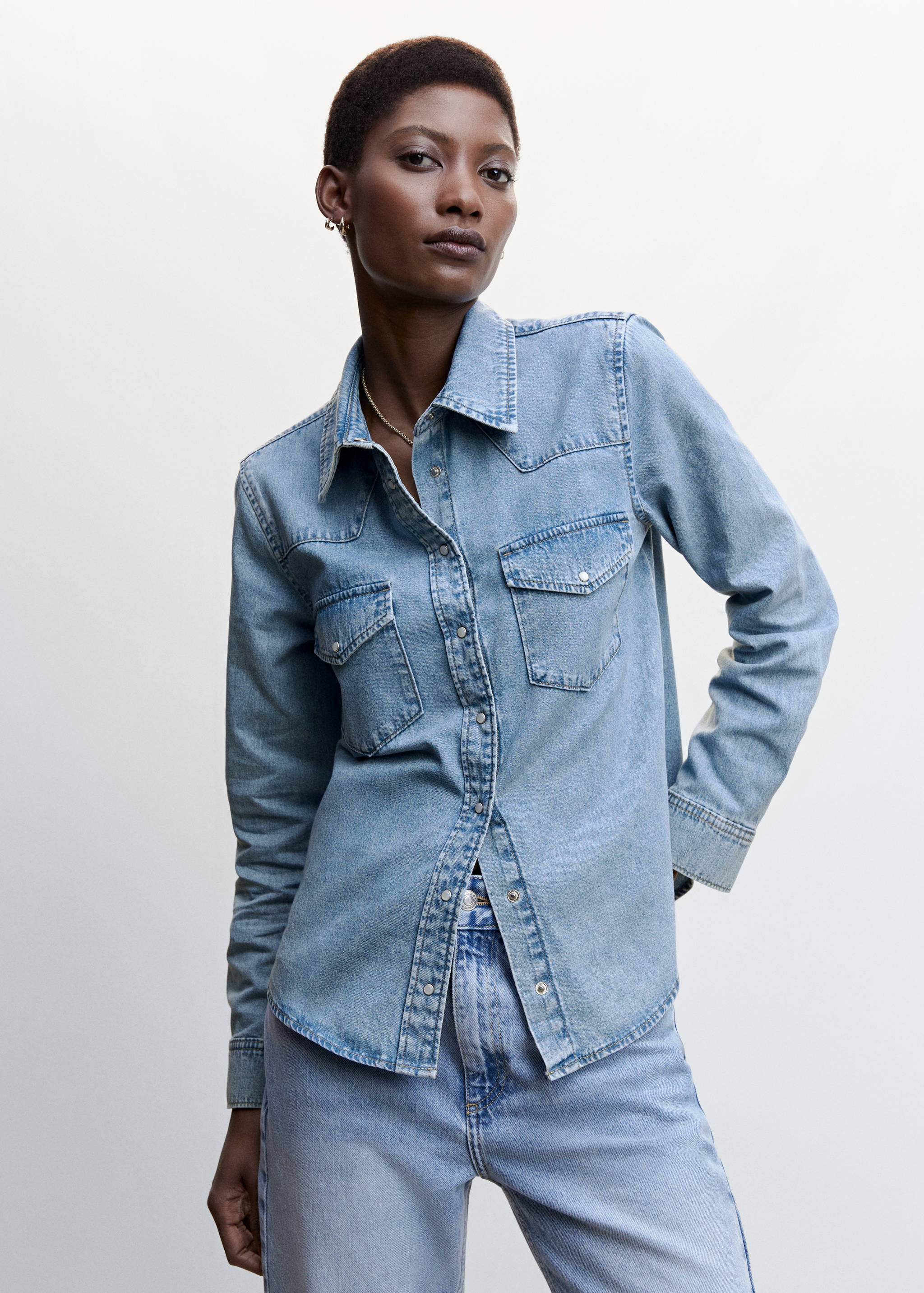 Chemise jean poches - Plan moyen