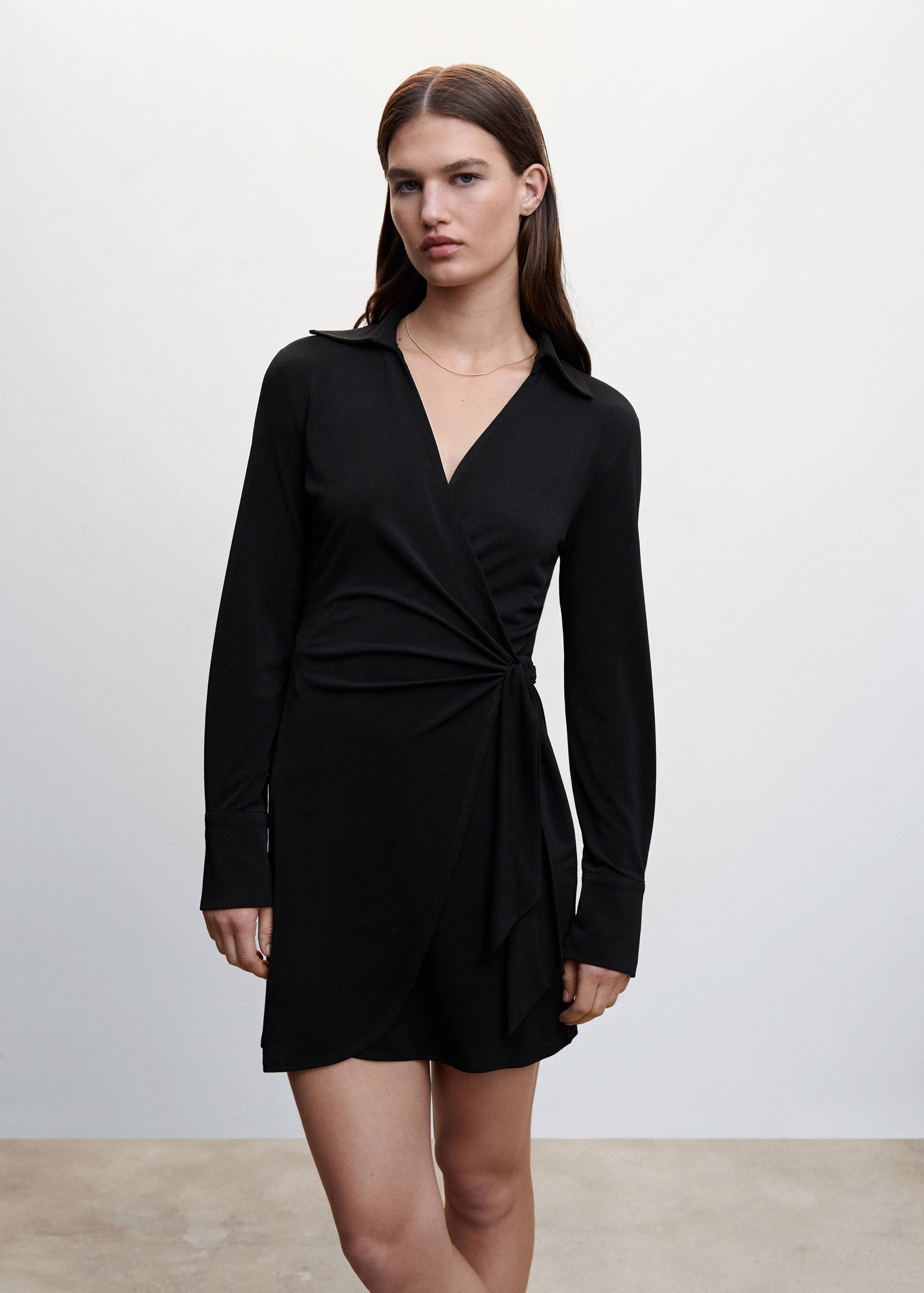 Vestido corto cruzado - Plano medio